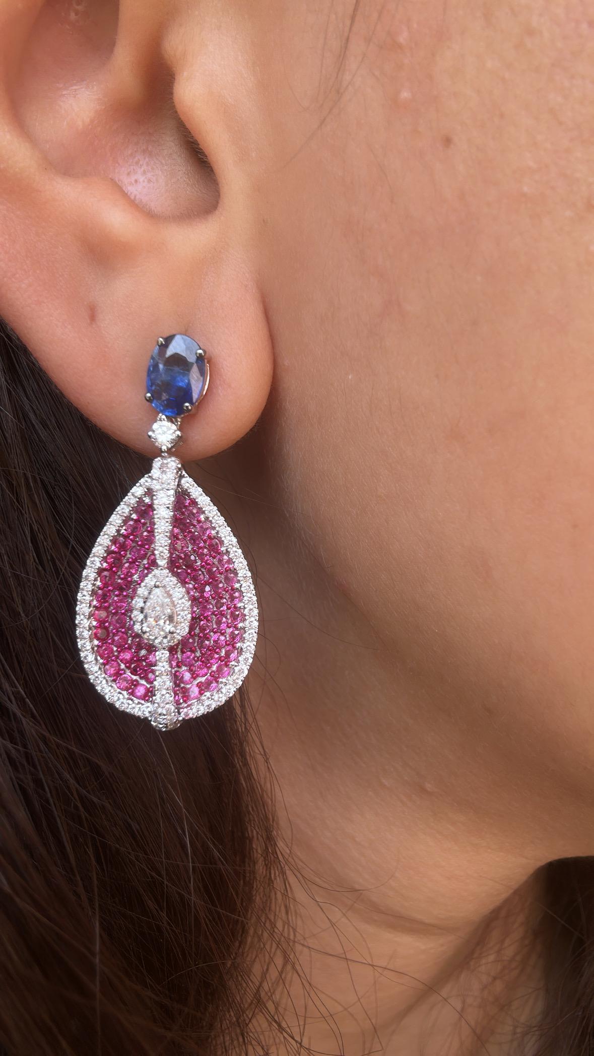 Orecchini pendenti in oro 18 carati, zaffiri blu di Ceylon, zaffiri rosa e diamanti in vendita 1