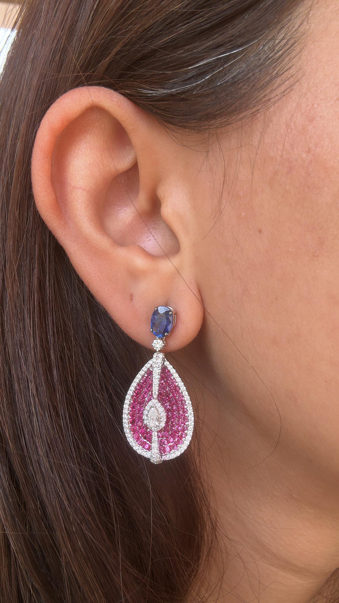 Orecchini pendenti in oro 18 carati, zaffiri blu di Ceylon, zaffiri rosa e diamanti in vendita 2