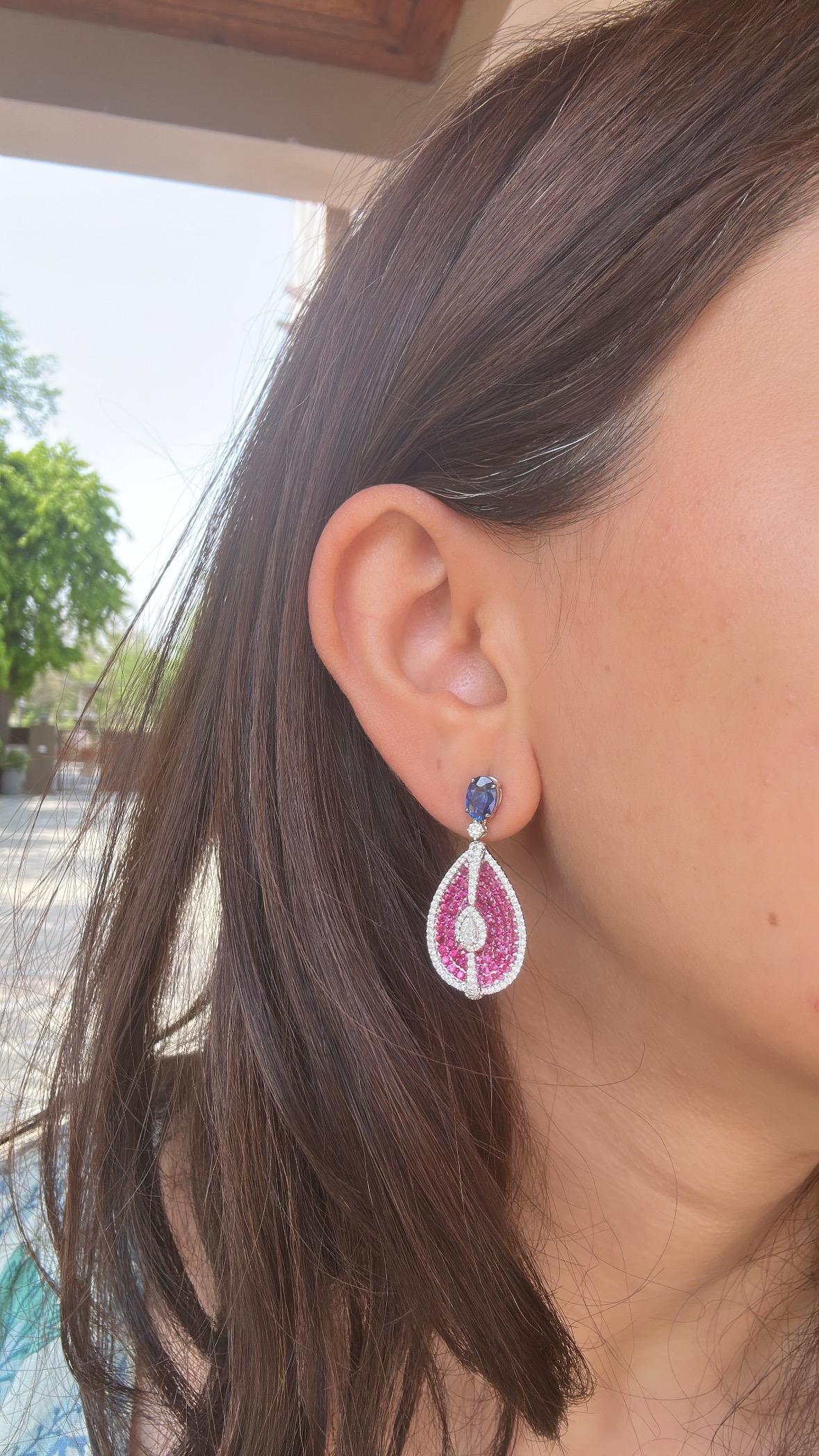 Orecchini pendenti in oro 18 carati, zaffiri blu di Ceylon, zaffiri rosa e diamanti in vendita 3
