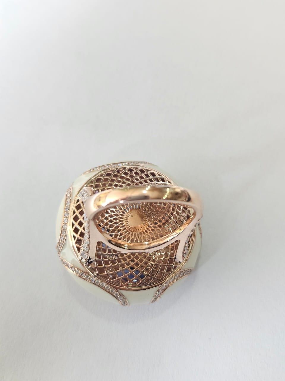 Cocktailring aus 18 Karat Gold, blaue Ceylon-Saphire, weiße Emaille und Diamanten (Moderne) im Angebot