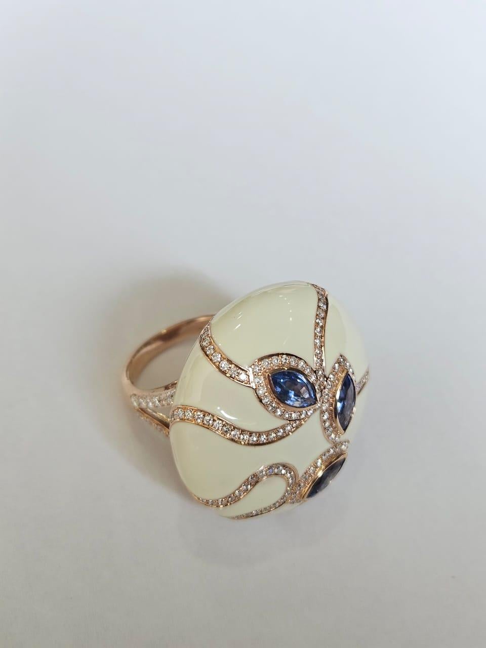 Cocktailring aus 18 Karat Gold, blaue Ceylon-Saphire, weiße Emaille und Diamanten (Marquiseschliff) im Angebot