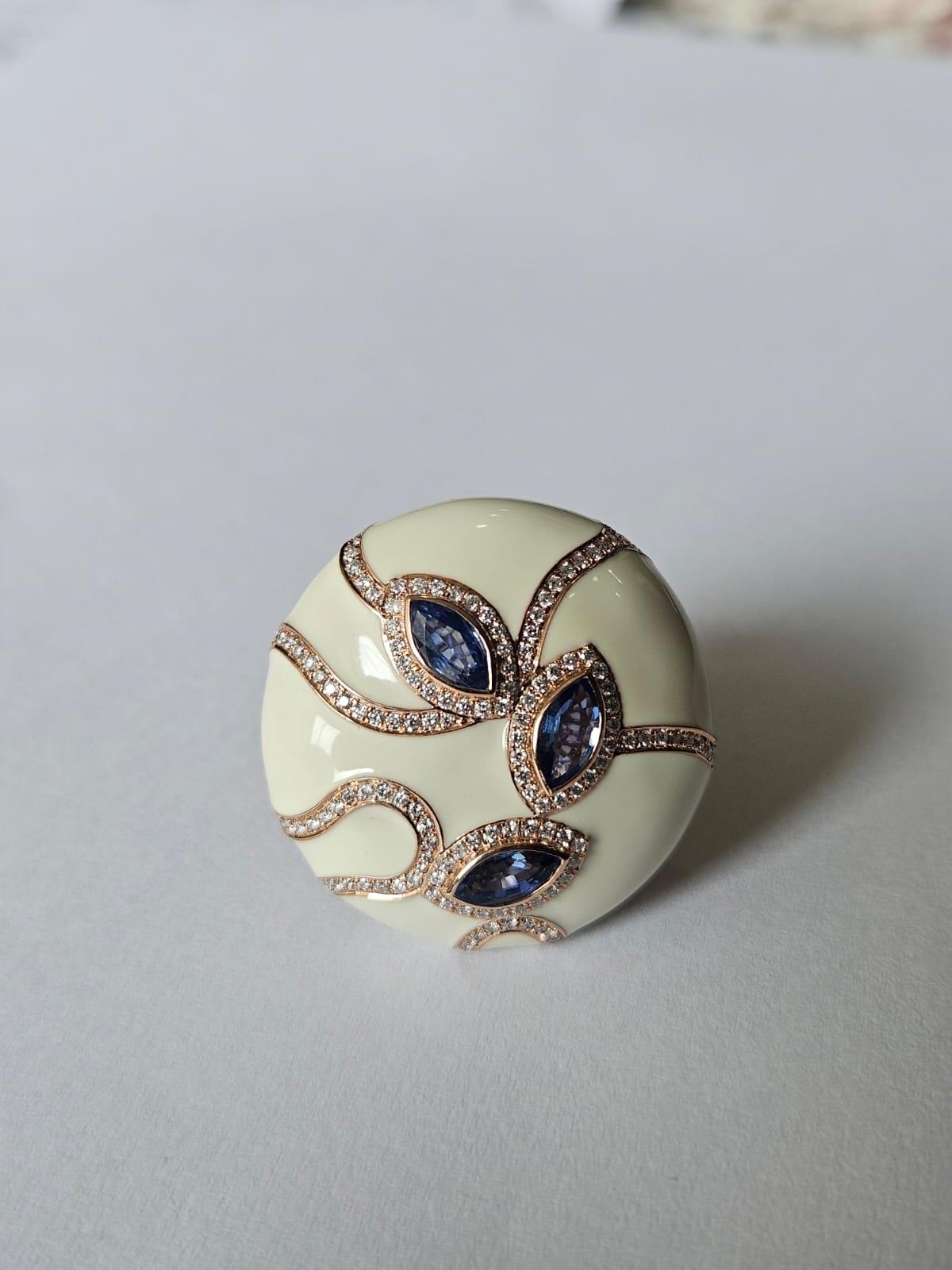 Cocktailring aus 18 Karat Gold, blaue Ceylon-Saphire, weiße Emaille und Diamanten im Zustand „Neu“ im Angebot in Hong Kong, HK