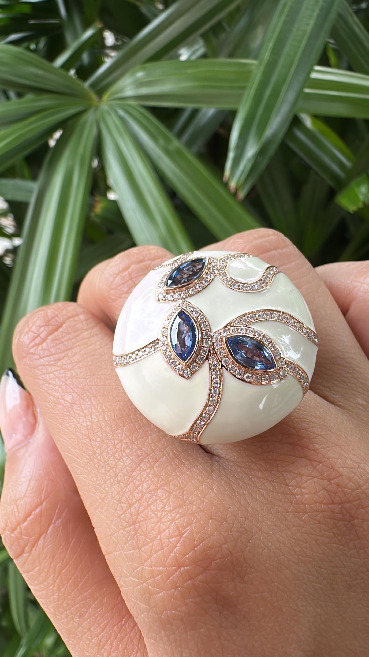 Cocktailring aus 18 Karat Gold, blaue Ceylon-Saphire, weiße Emaille und Diamanten im Angebot 2