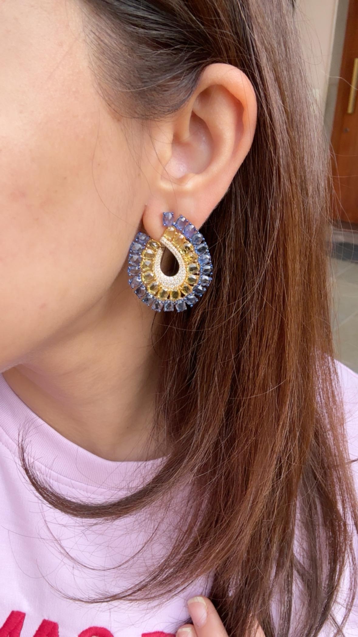 Orecchini a cerchio in oro 18 carati, zaffiri blu di Ceylon, zaffiri gialli e diamanti in vendita 4