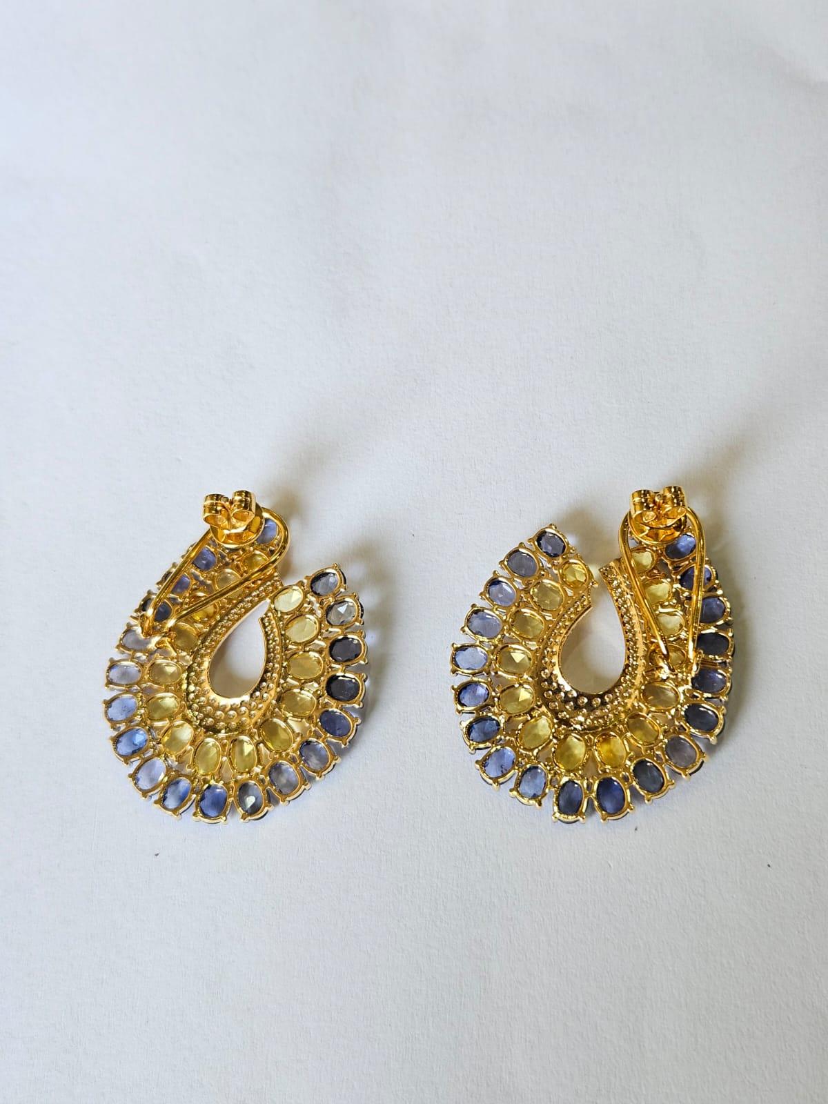 Moderno Orecchini a cerchio in oro 18 carati, zaffiri blu di Ceylon, zaffiri gialli e diamanti in vendita
