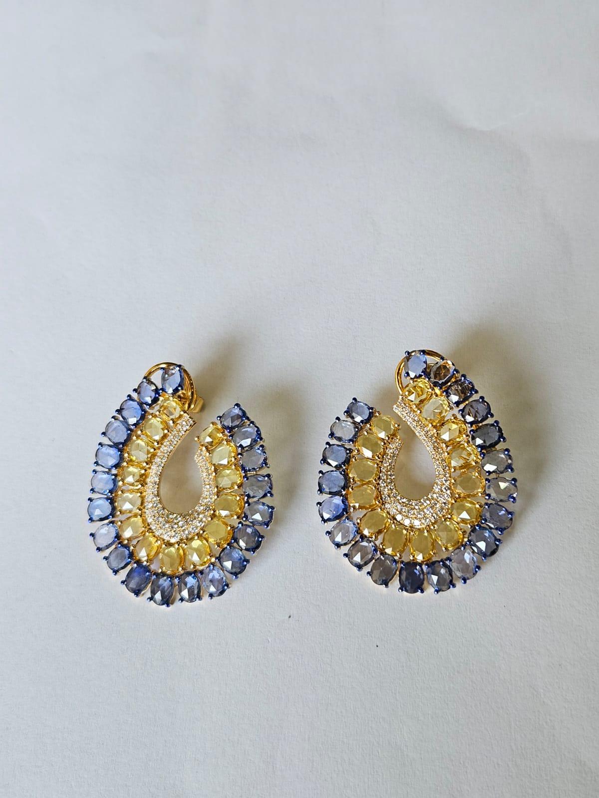 Orecchini a cerchio in oro 18 carati, zaffiri blu di Ceylon, zaffiri gialli e diamanti In condizioni Nuovo in vendita a Hong Kong, HK