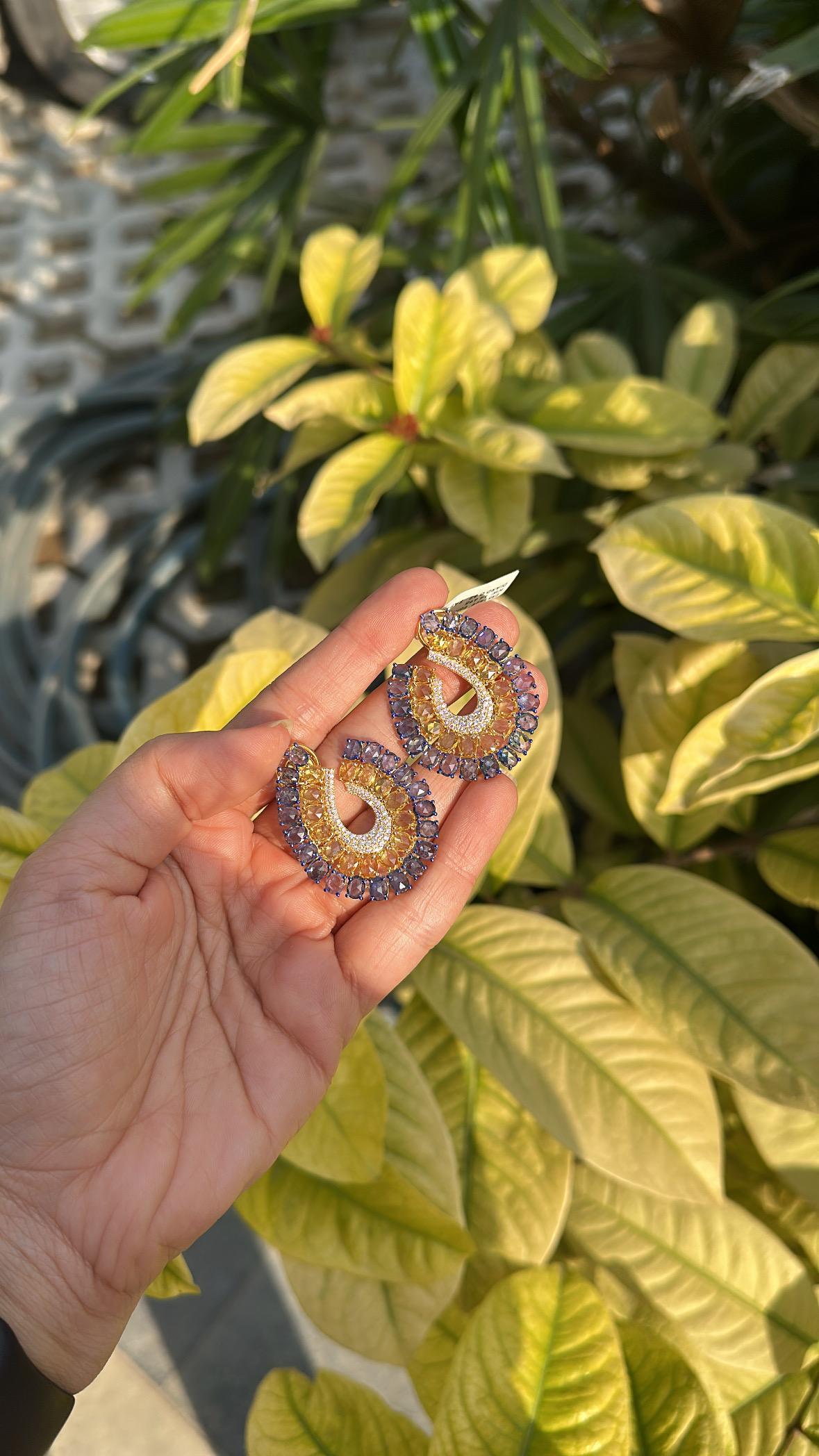 Orecchini a cerchio in oro 18 carati, zaffiri blu di Ceylon, zaffiri gialli e diamanti in vendita 2