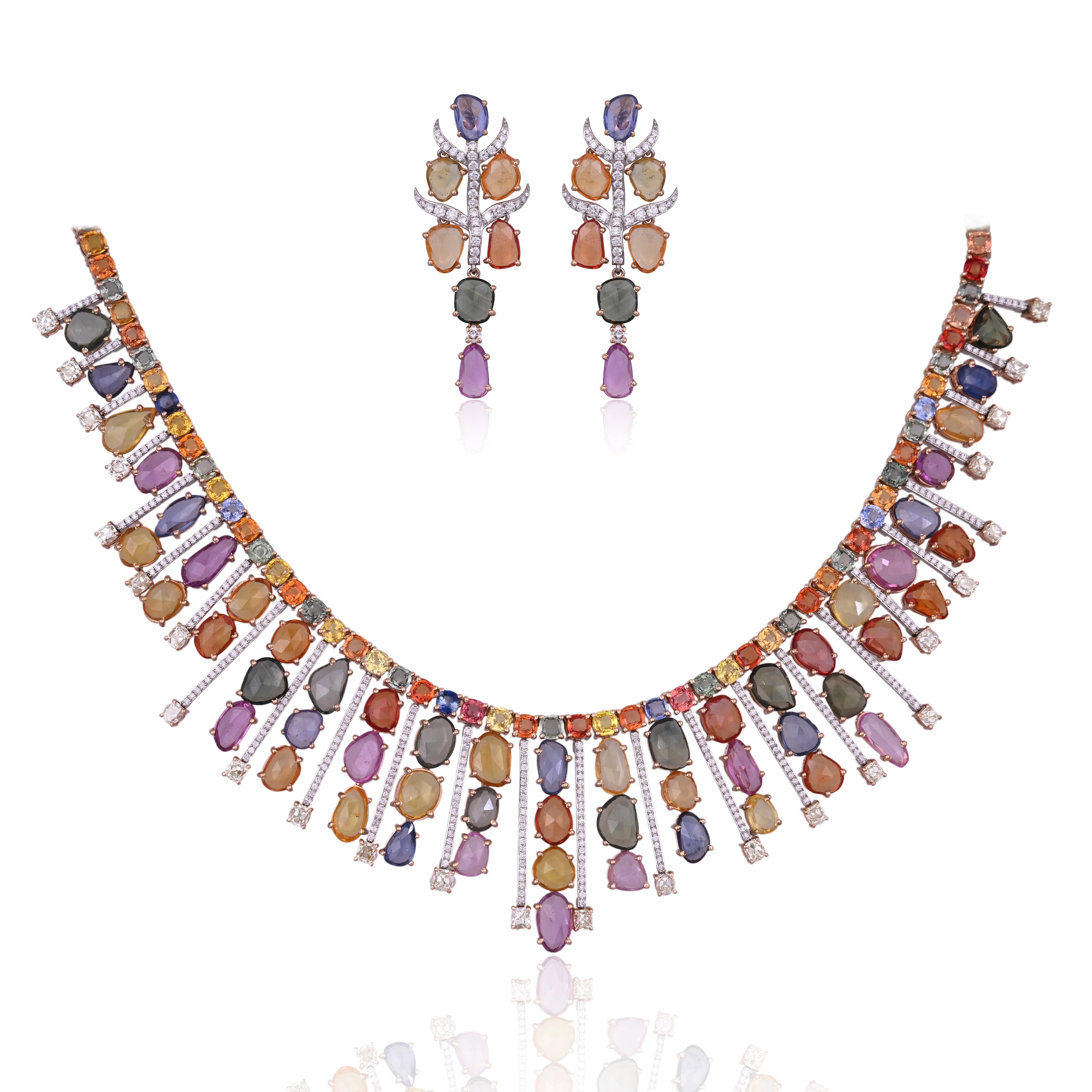 Magnifique collier et boucles d'oreilles en or 18 carats sertis de diamants naturels et de saphirs multiples. Le poids combiné des multi-saphirs est de 125,73 carats. Les saphirs multiples sont originaires de Ceylan (Sri Lanka). Le poids total des