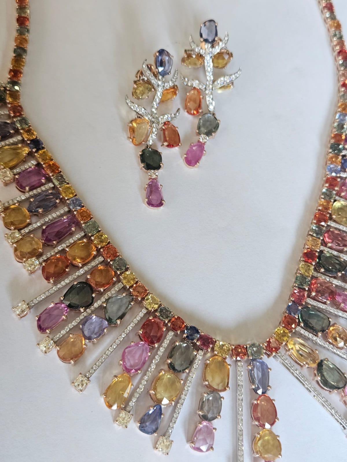 Collier et boucles d'oreilles en or 18 carats, saphirs multiples de Ceylan et diamants A Link Unisexe en vente