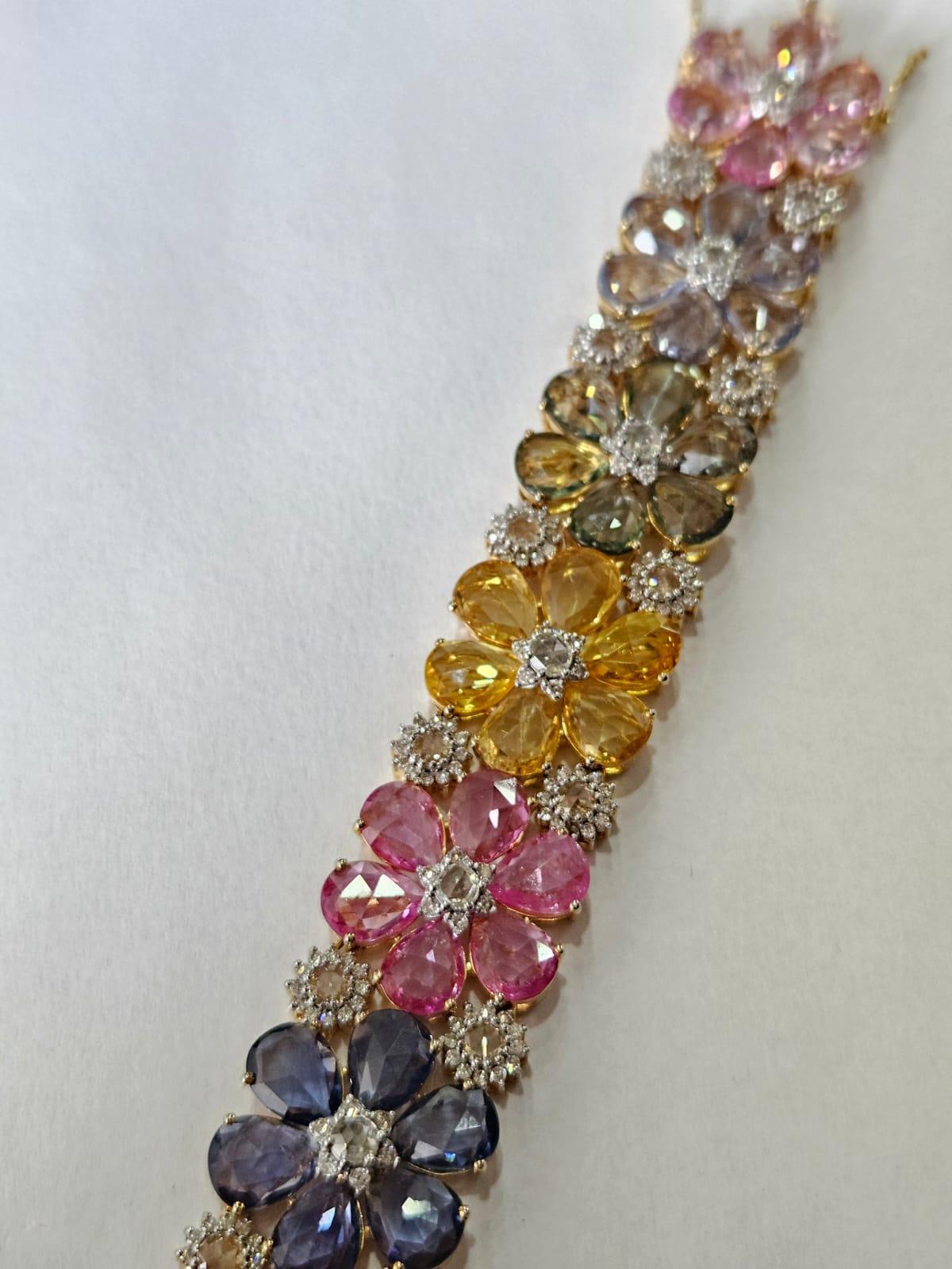 Modernes Armband aus 18 Karat Gold, Ceylon-Multisaphiren und Diamanten im Rosenschliff für Damen oder Herren im Angebot