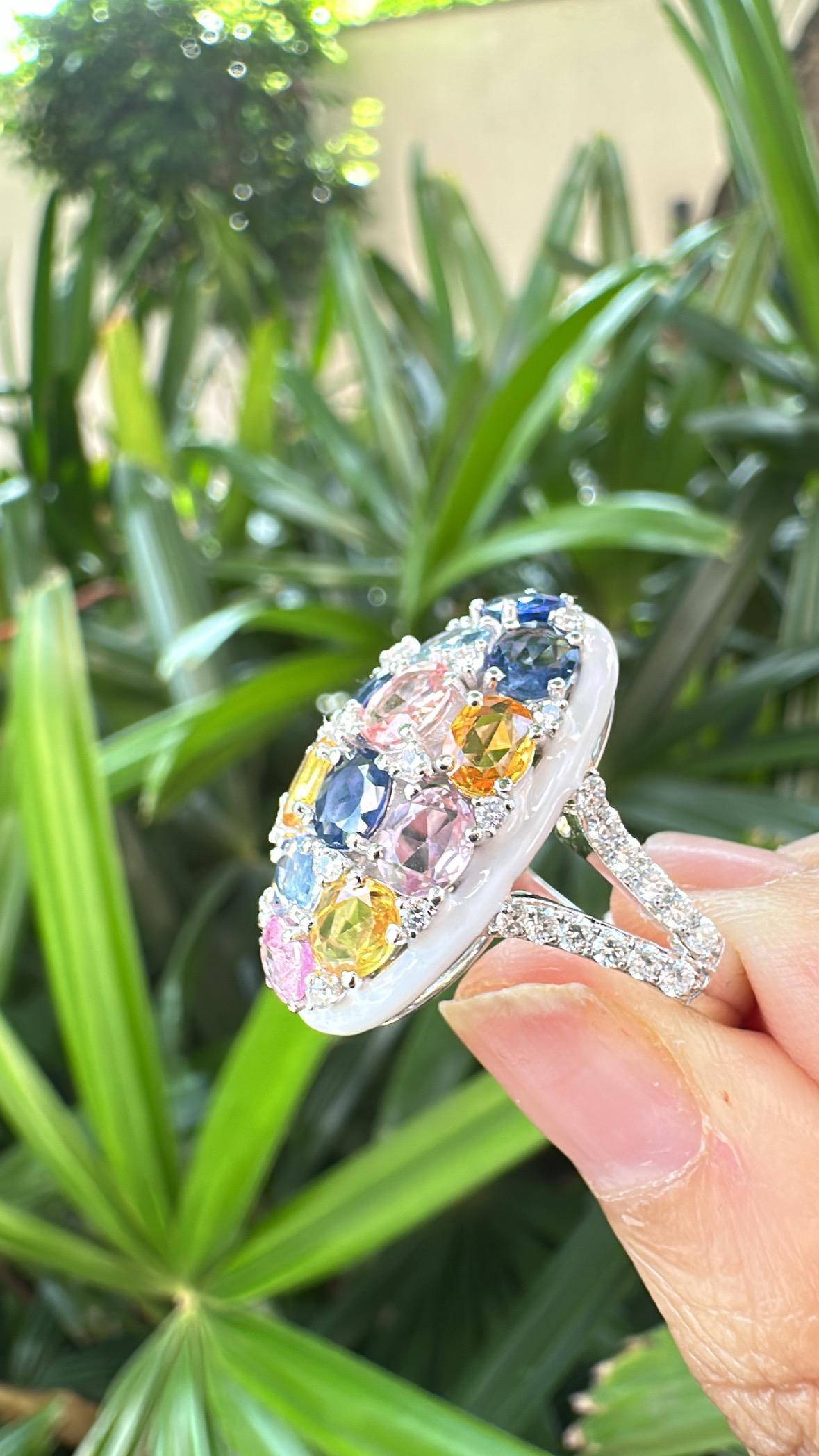 Cocktailring aus 18 Karat Gold, Ceylon-Multisaphiren, weißer Emaille und Diamanten im Angebot 4