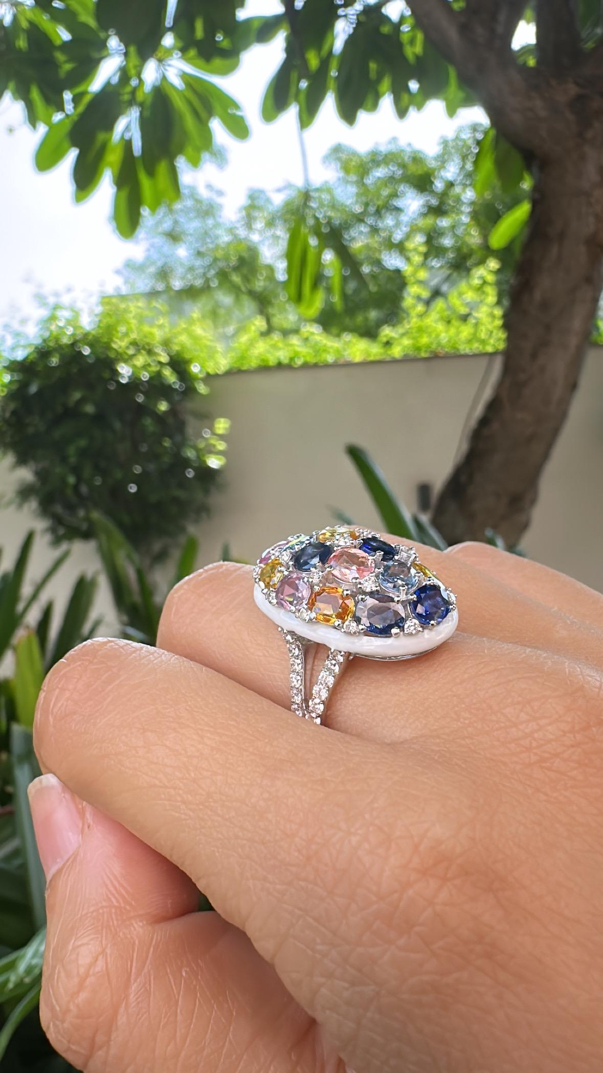 Cocktailring aus 18 Karat Gold, Ceylon-Multisaphiren, weißer Emaille und Diamanten im Angebot 6