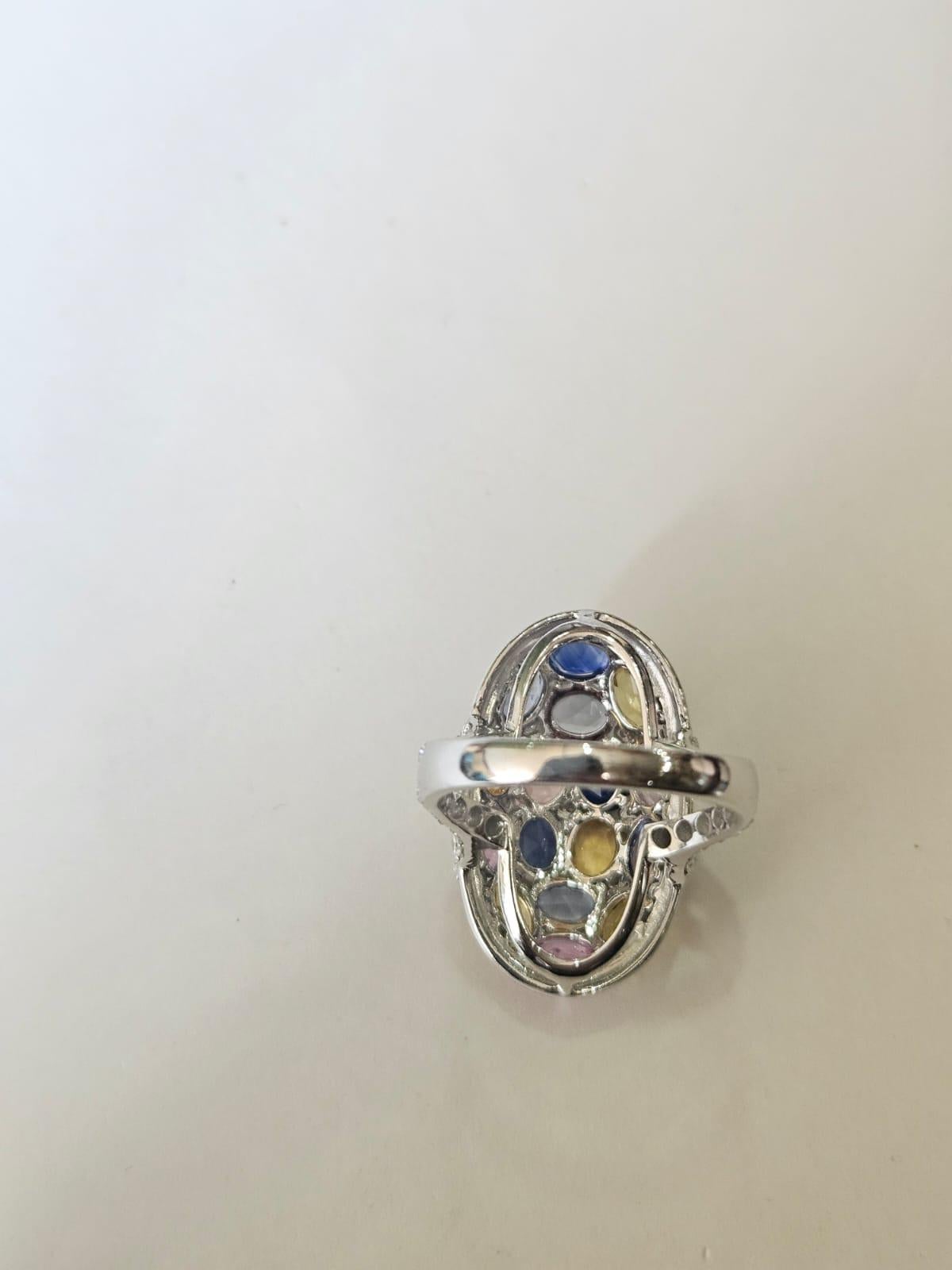 Cocktailring aus 18 Karat Gold, Ceylon-Multisaphiren, weißer Emaille und Diamanten im Zustand „Neu“ im Angebot in Hong Kong, HK