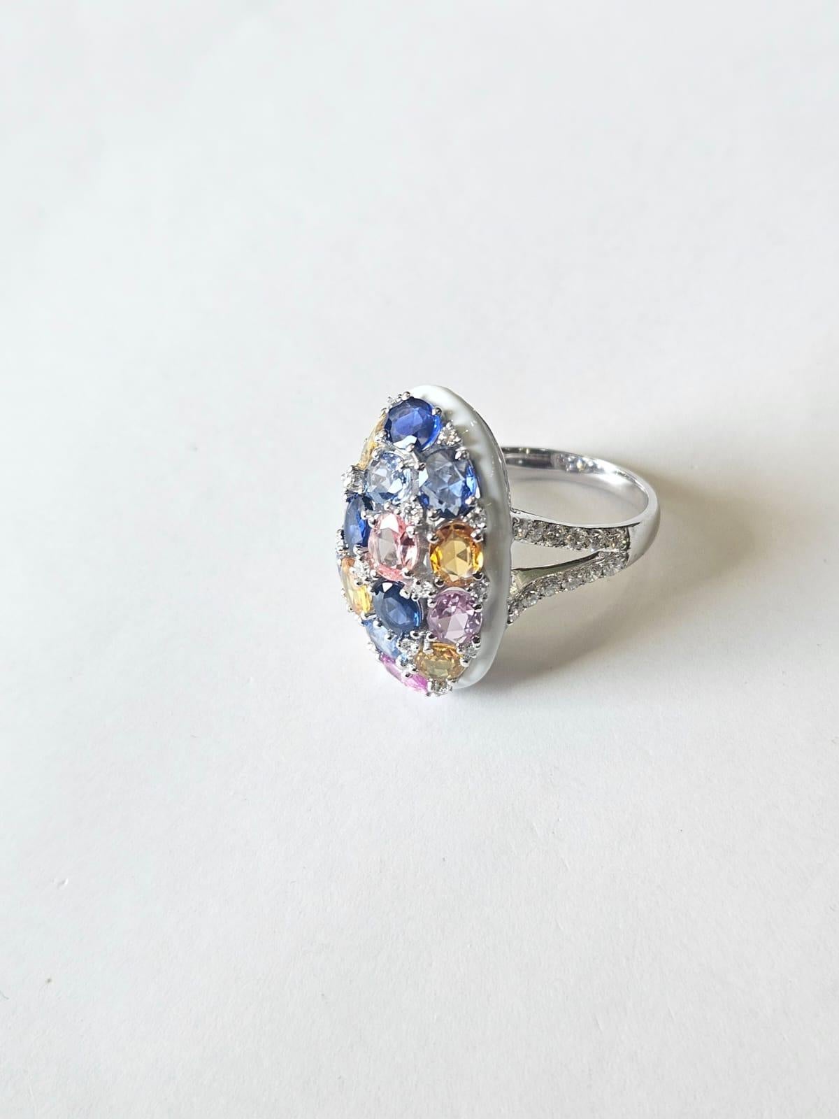 Cocktailring aus 18 Karat Gold, Ceylon-Multisaphiren, weißer Emaille und Diamanten für Damen oder Herren im Angebot