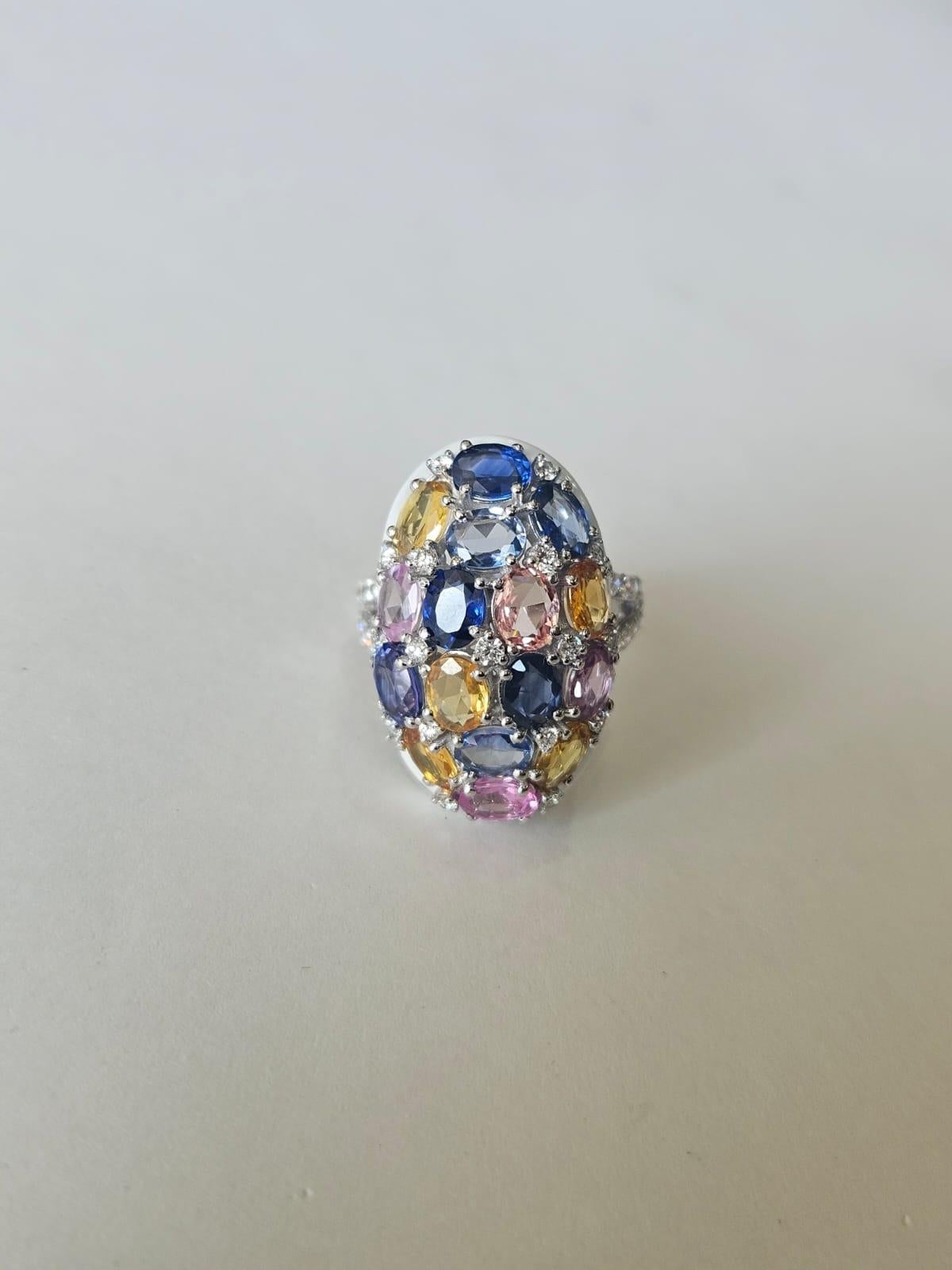 Cocktailring aus 18 Karat Gold, Ceylon-Multisaphiren, weißer Emaille und Diamanten im Angebot 1