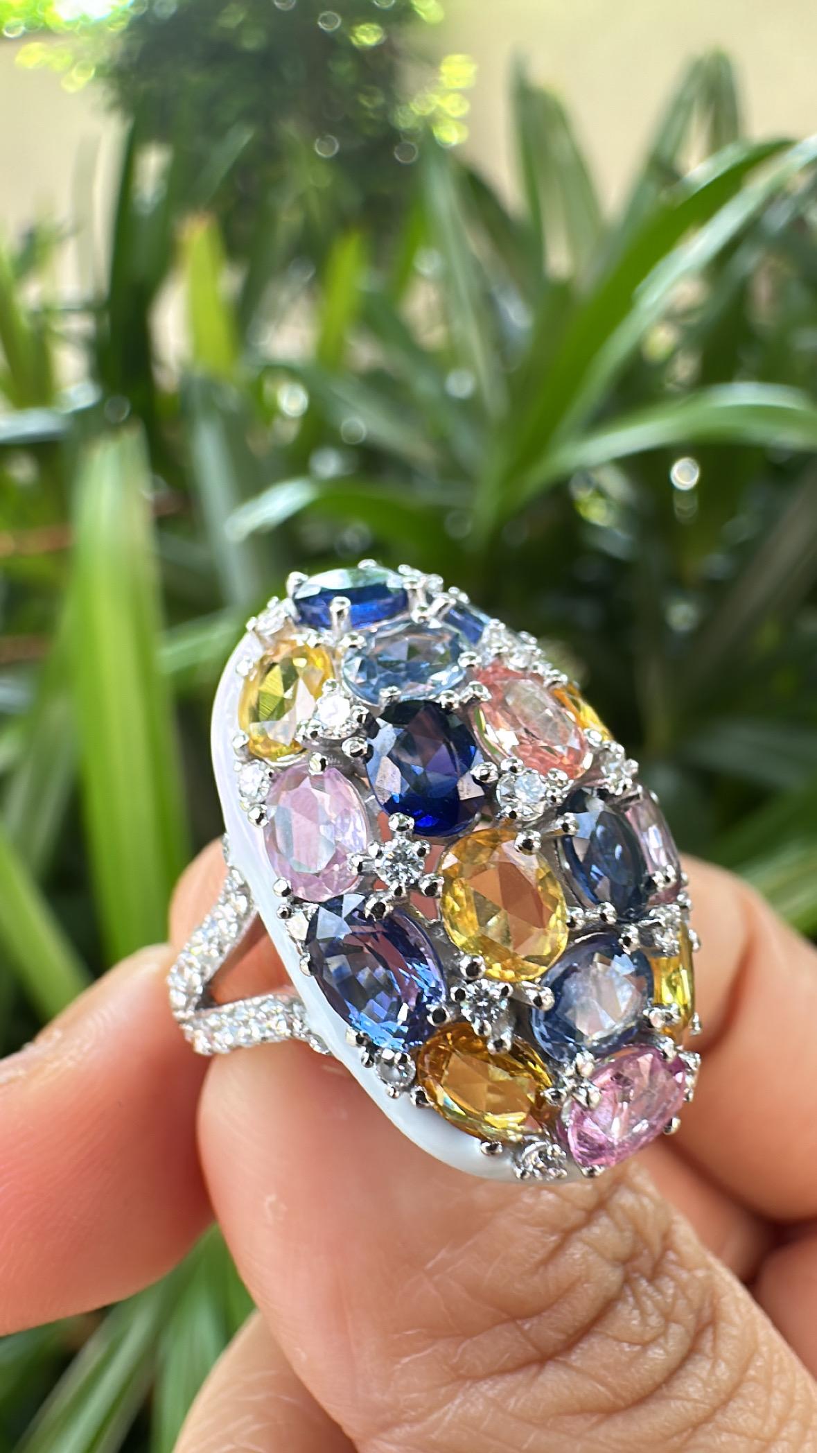 Cocktailring aus 18 Karat Gold, Ceylon-Multisaphiren, weißer Emaille und Diamanten im Angebot 2