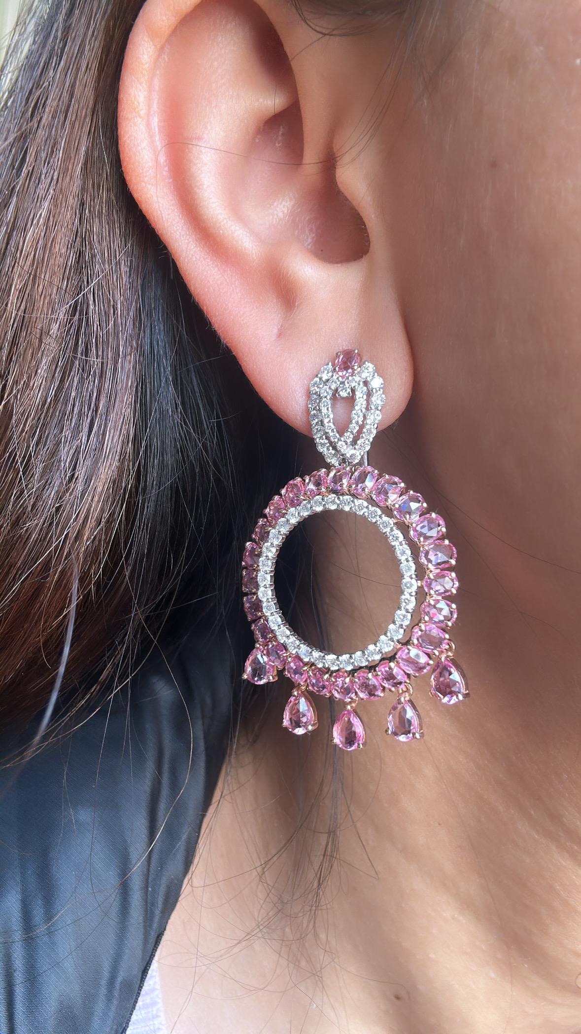 Boucles d'oreilles chandelier en or 18 carats, saphir rose de Ceylan, taille rose et diamants en vente 1
