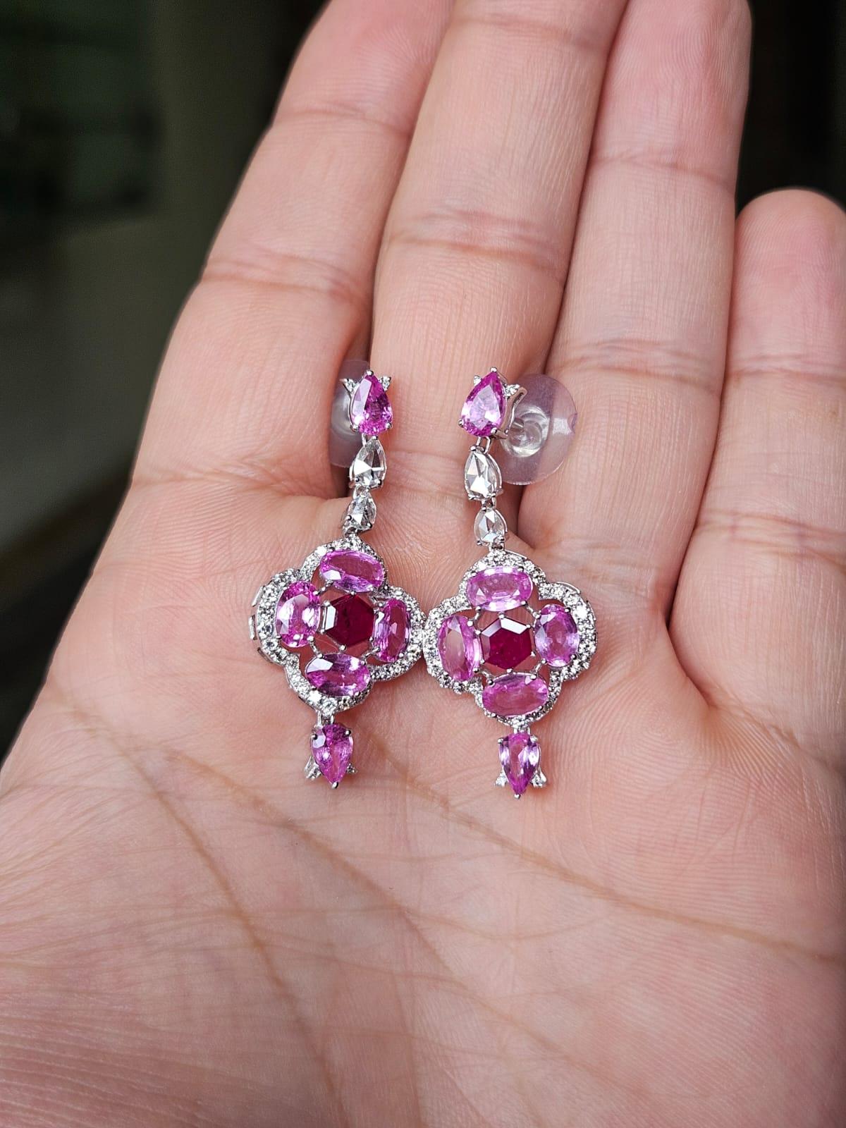 Eine sehr schöne und schöne, modernen Stil, rosa Saphiren und Rubin Ohrringe in 18K Gold gesetzt  Weißgold und natürliche Diamanten. Das Gewicht der rosa Saphire beträgt 5.35 Karat. Die rosa Saphire stammen aus Ceylon (Sri Lanka). Das Gewicht der