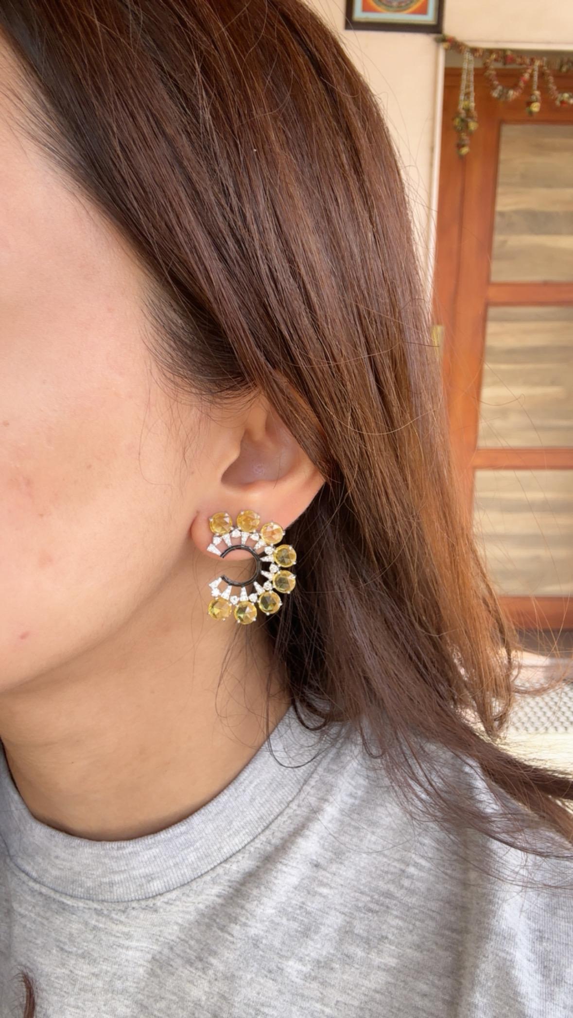 Orecchini a cerchio in oro 18 carati, zaffiri gialli di Ceylon, smalto nero e diamanti in vendita 4