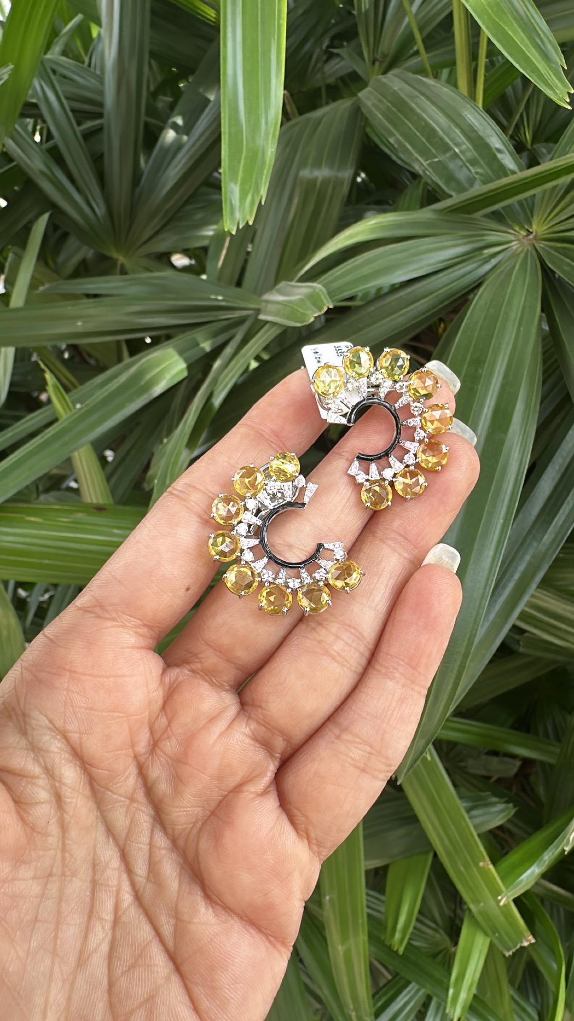 Orecchini a cerchio in oro 18 carati, zaffiri gialli di Ceylon, smalto nero e diamanti in vendita 6