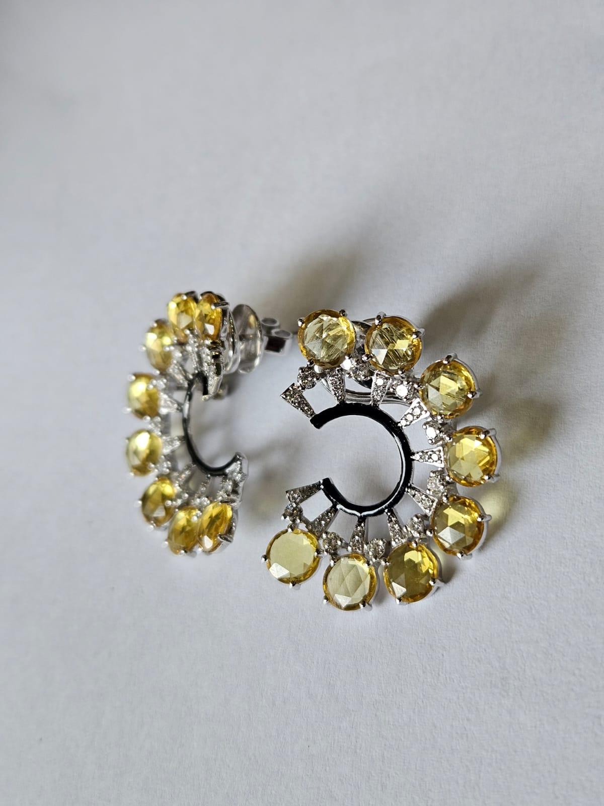 Moderno Orecchini a cerchio in oro 18 carati, zaffiri gialli di Ceylon, smalto nero e diamanti in vendita