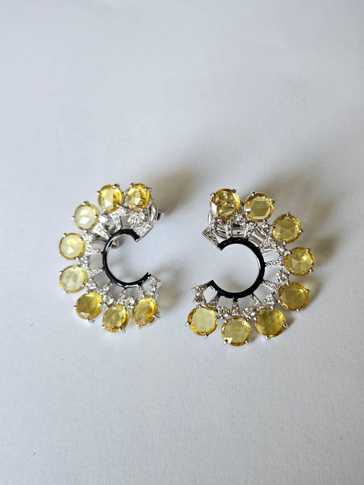 Orecchini a cerchio in oro 18 carati, zaffiri gialli di Ceylon, smalto nero e diamanti In condizioni Nuovo in vendita a Hong Kong, HK