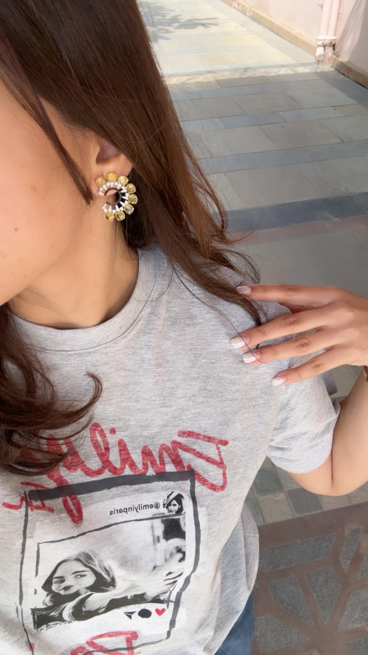 Orecchini a cerchio in oro 18 carati, zaffiri gialli di Ceylon, smalto nero e diamanti in vendita 2