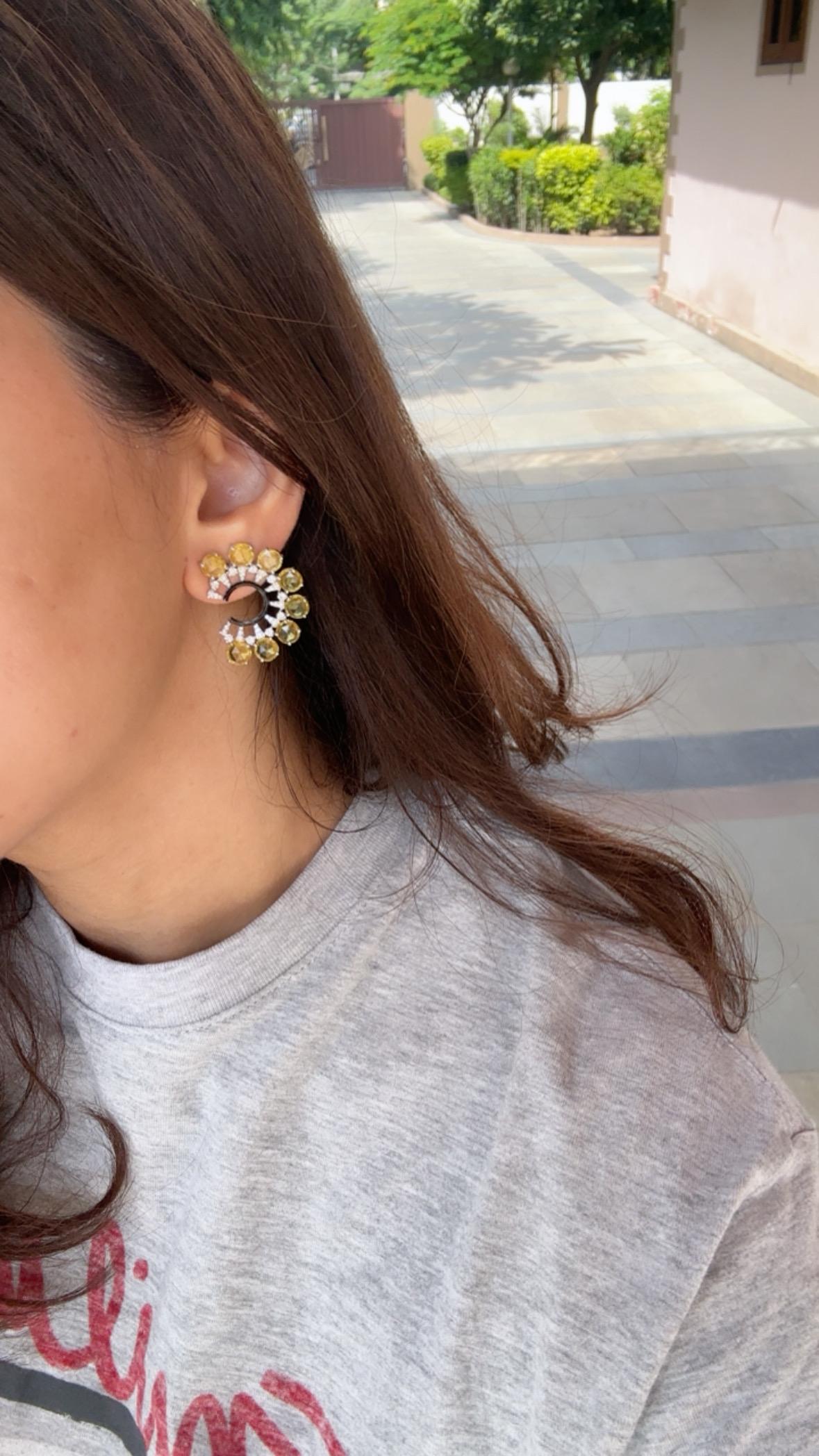 Orecchini a cerchio in oro 18 carati, zaffiri gialli di Ceylon, smalto nero e diamanti in vendita 3