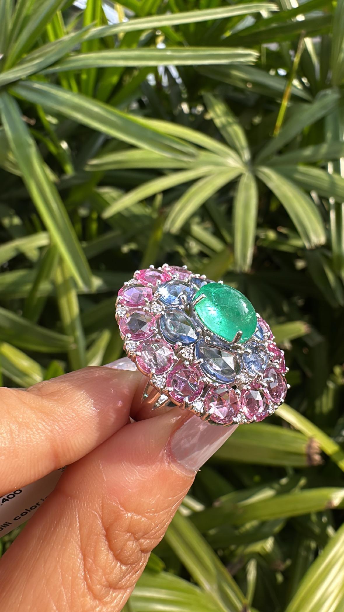 Cocktailring aus 18 Karat Gold, kolumbianischem Smaragd, blauem und rosafarbenem Saphir und Diamant (Moderne) im Angebot
