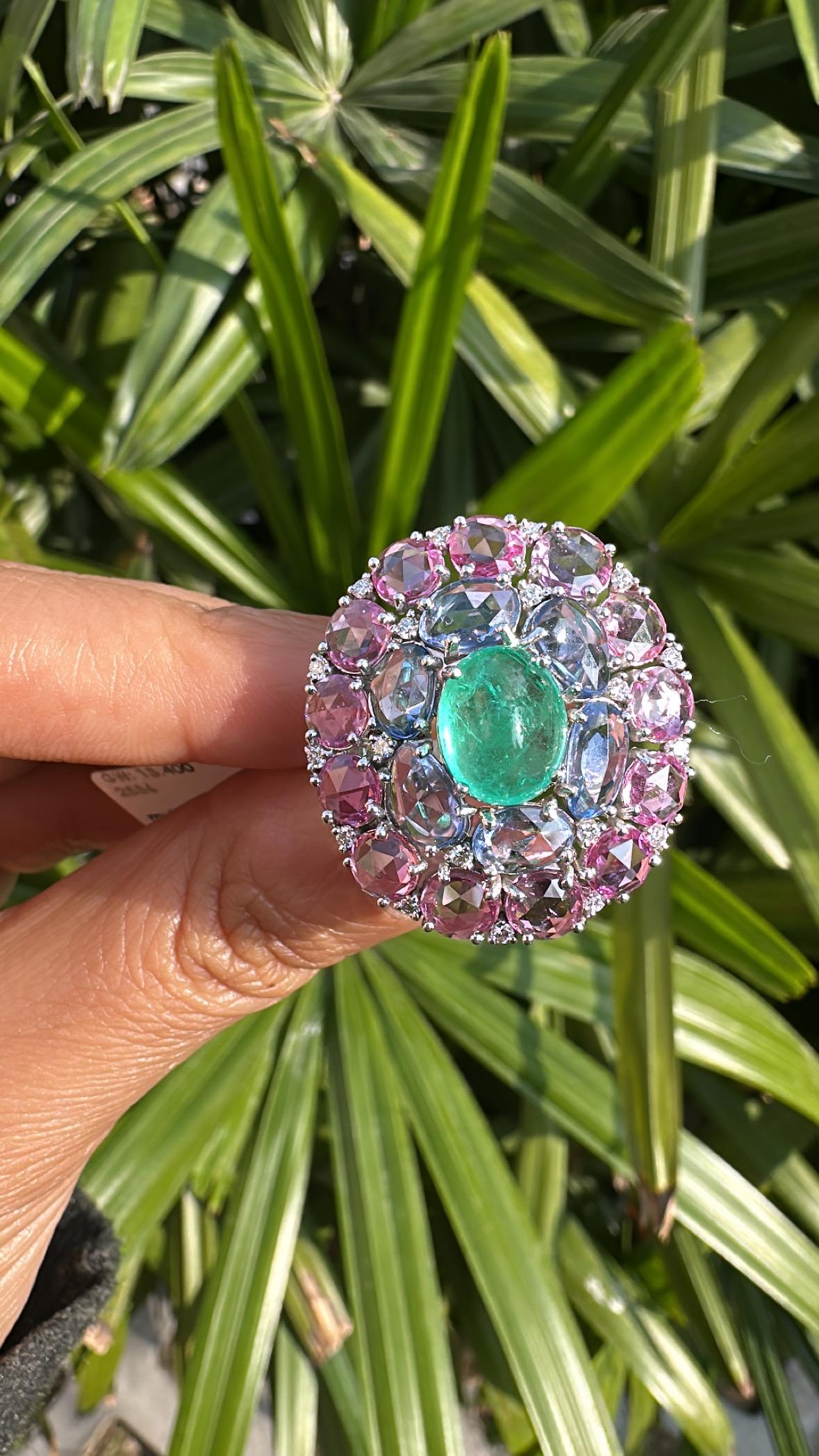 Cocktailring aus 18 Karat Gold, kolumbianischem Smaragd, blauem und rosafarbenem Saphir und Diamant (Cabochon) im Angebot