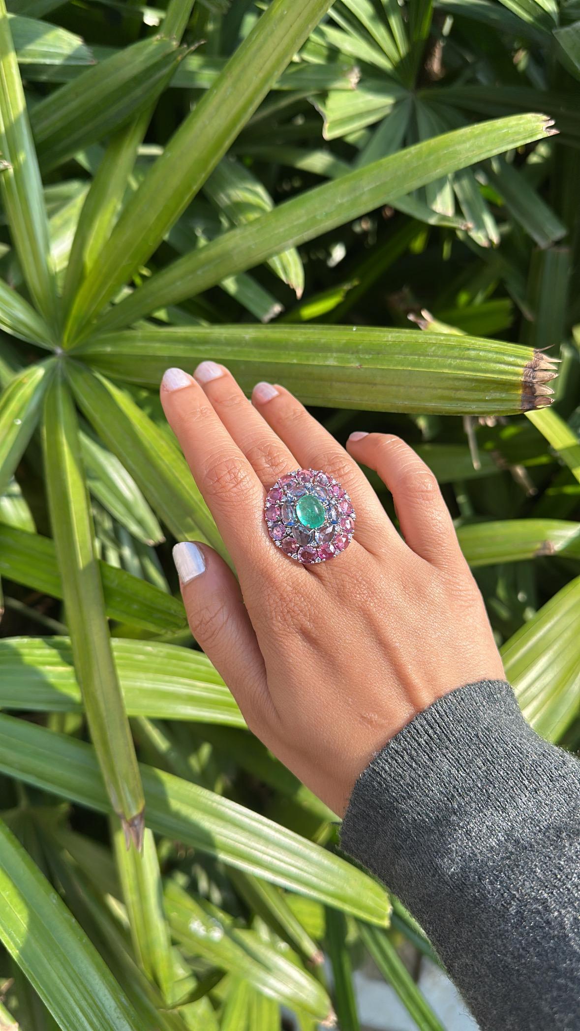 Cocktailring aus 18 Karat Gold, kolumbianischem Smaragd, blauem und rosafarbenem Saphir und Diamant im Zustand „Neu“ im Angebot in Hong Kong, HK