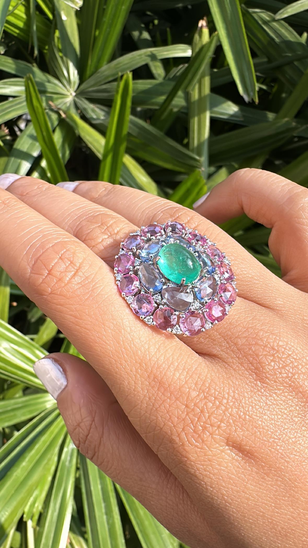 Cocktailring aus 18 Karat Gold, kolumbianischem Smaragd, blauem und rosafarbenem Saphir und Diamant für Damen oder Herren im Angebot