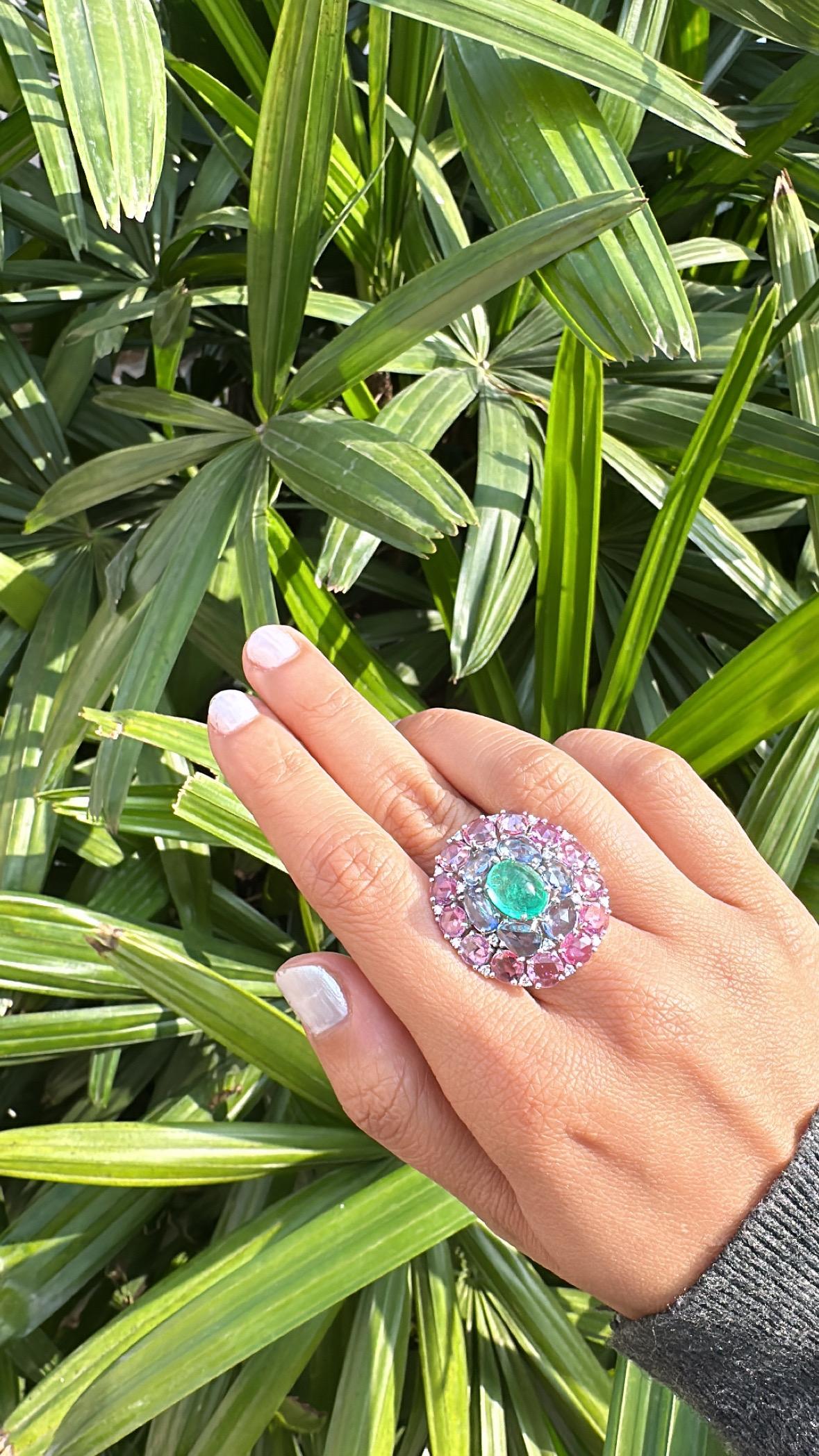 Cocktailring aus 18 Karat Gold, kolumbianischem Smaragd, blauem und rosafarbenem Saphir und Diamant im Angebot 1