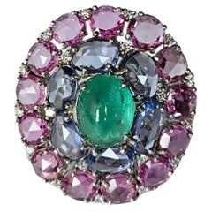 Bague cocktail en or 18 carats, émeraude de Colombie, saphirs bleus et roses et diamants