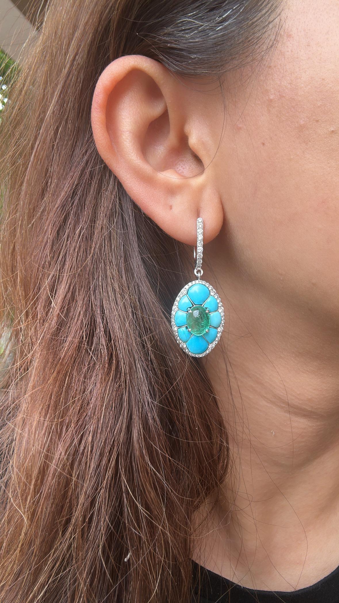 Boucles d'oreilles pendantes en or 18K serties d'émeraudes de Colombie, de turquoises et de diamants en vente 4