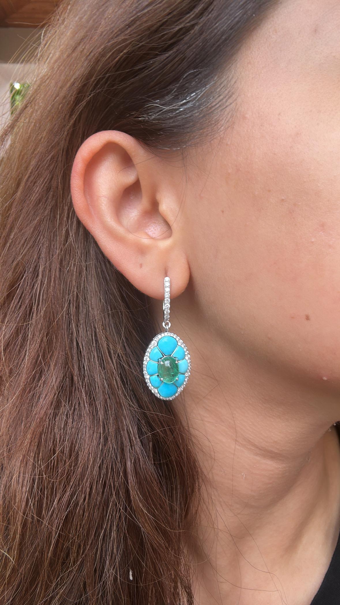 Boucles d'oreilles pendantes en or 18K serties d'émeraudes de Colombie, de turquoises et de diamants en vente 5