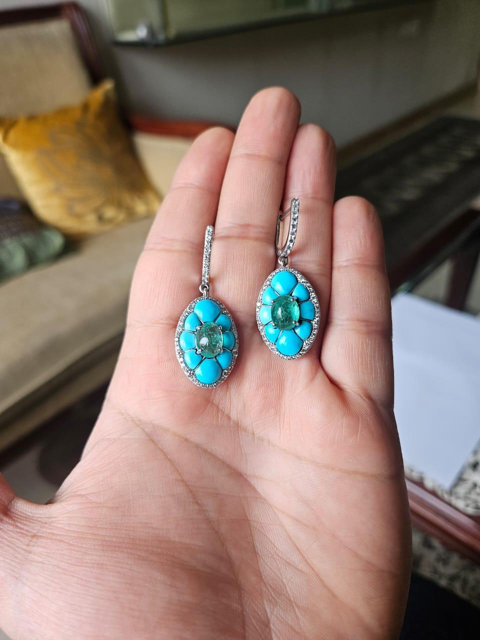 Très belles boucles d'oreilles pendantes en or 18K serties d'émeraudes et de turquoises et de diamants naturels. Le poids des cabochons d'émeraude est de 4.22 carats. Les émeraudes sont entièrement naturelles, sans aucun traitement, et sont