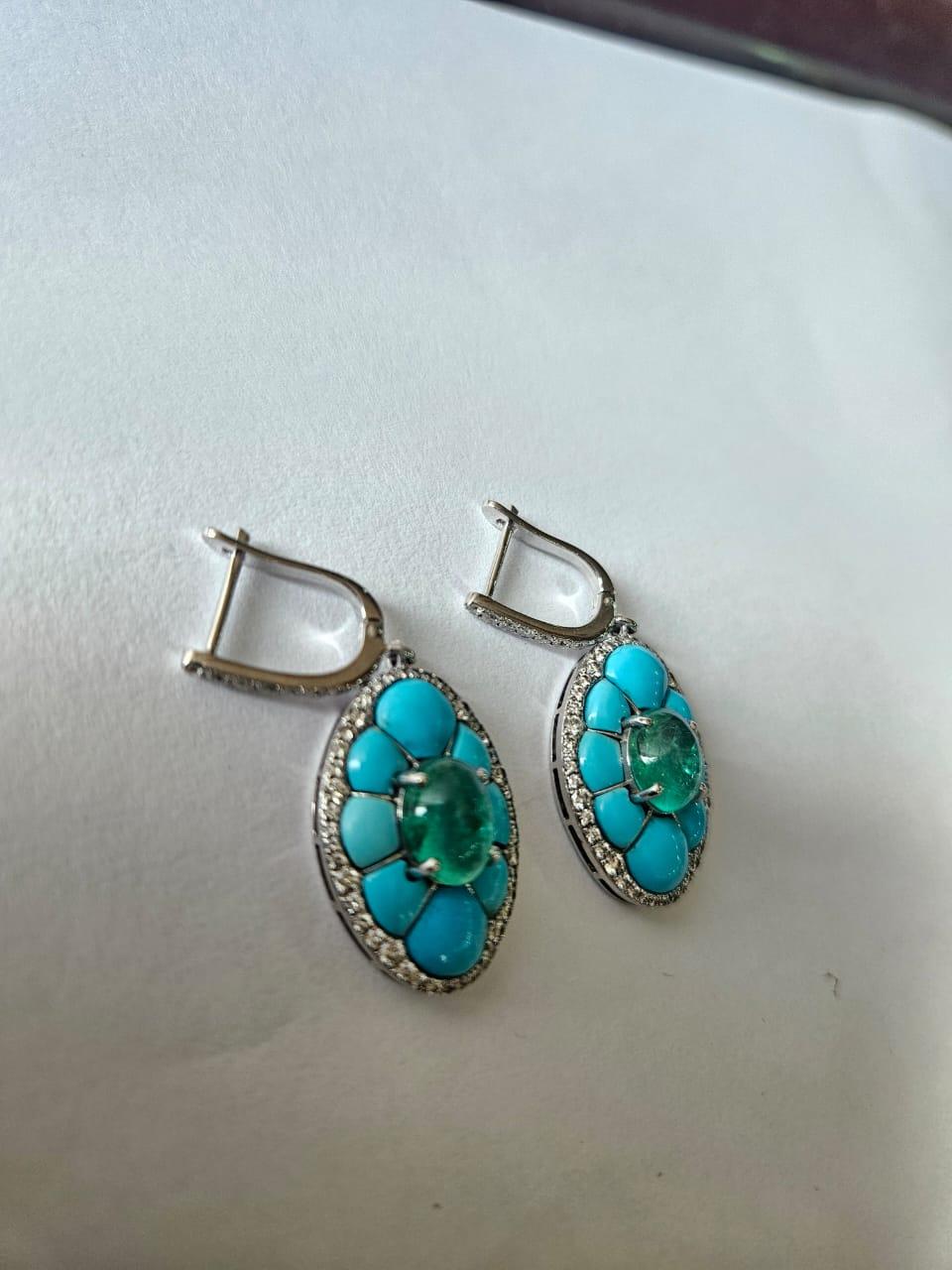 Taille cabochon Boucles d'oreilles pendantes en or 18K serties d'émeraudes de Colombie, de turquoises et de diamants en vente