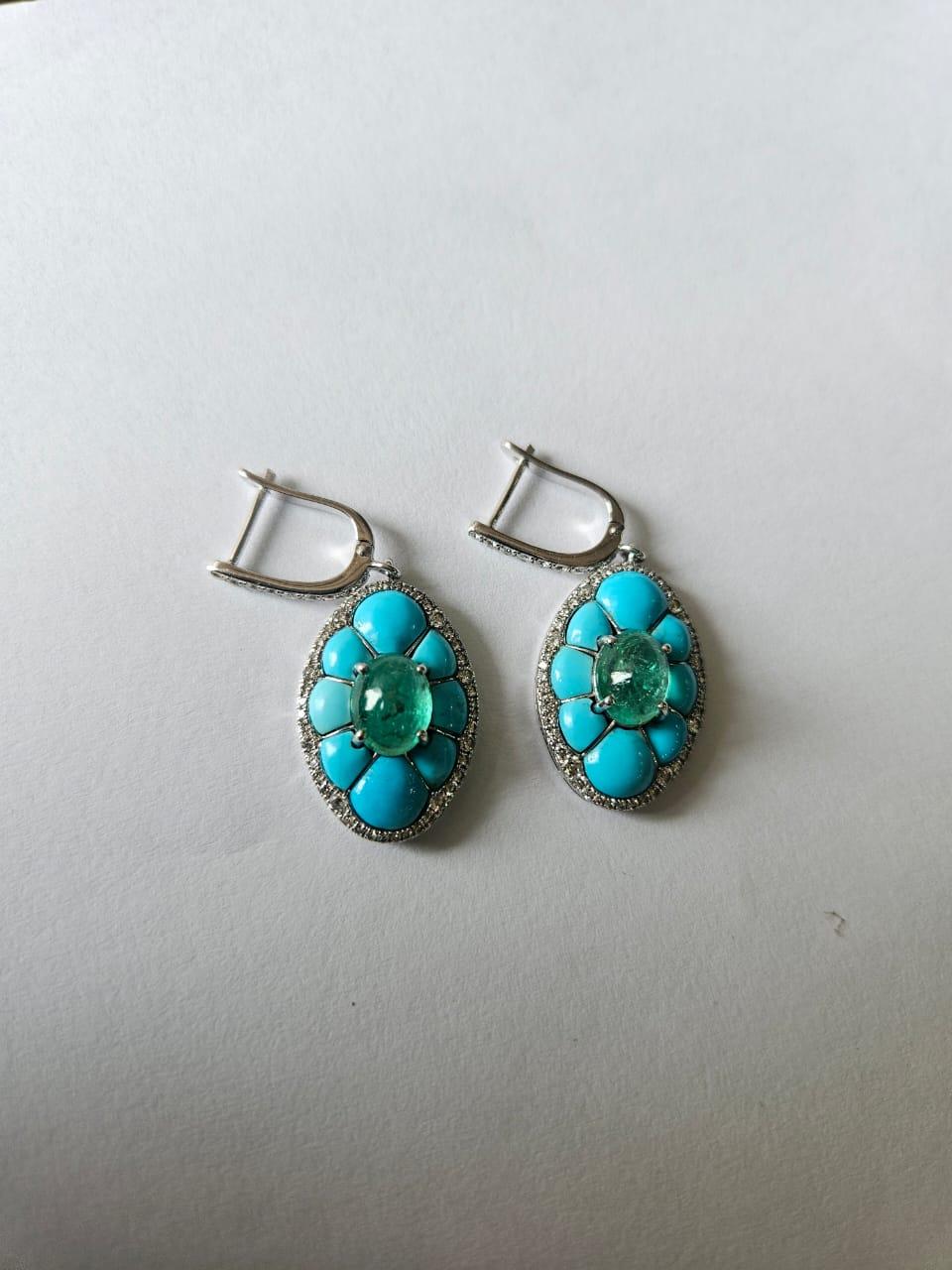 Boucles d'oreilles pendantes en or 18K serties d'émeraudes de Colombie, de turquoises et de diamants Neuf - En vente à Hong Kong, HK