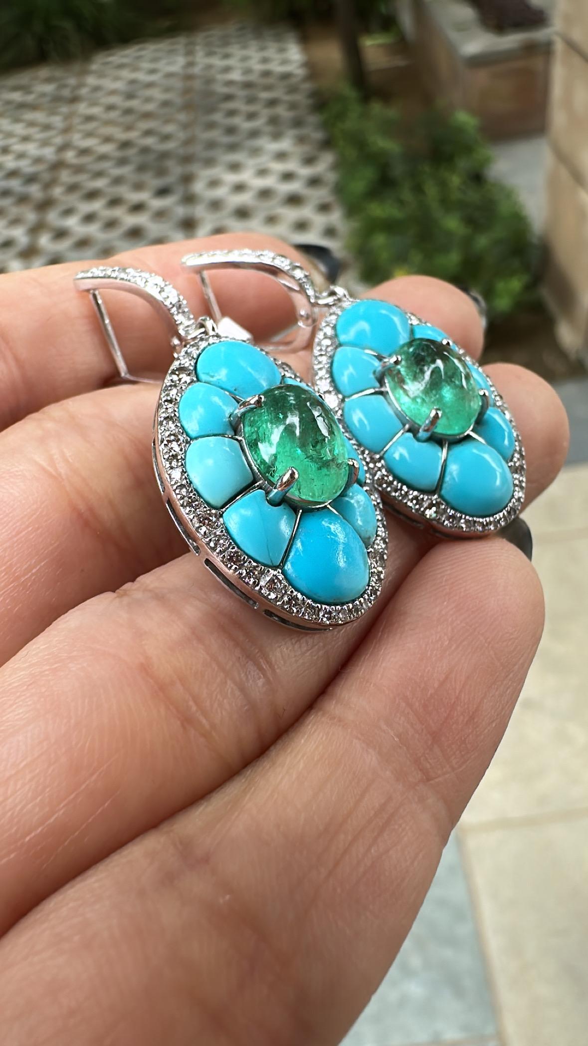 Boucles d'oreilles pendantes en or 18K serties d'émeraudes de Colombie, de turquoises et de diamants en vente 1
