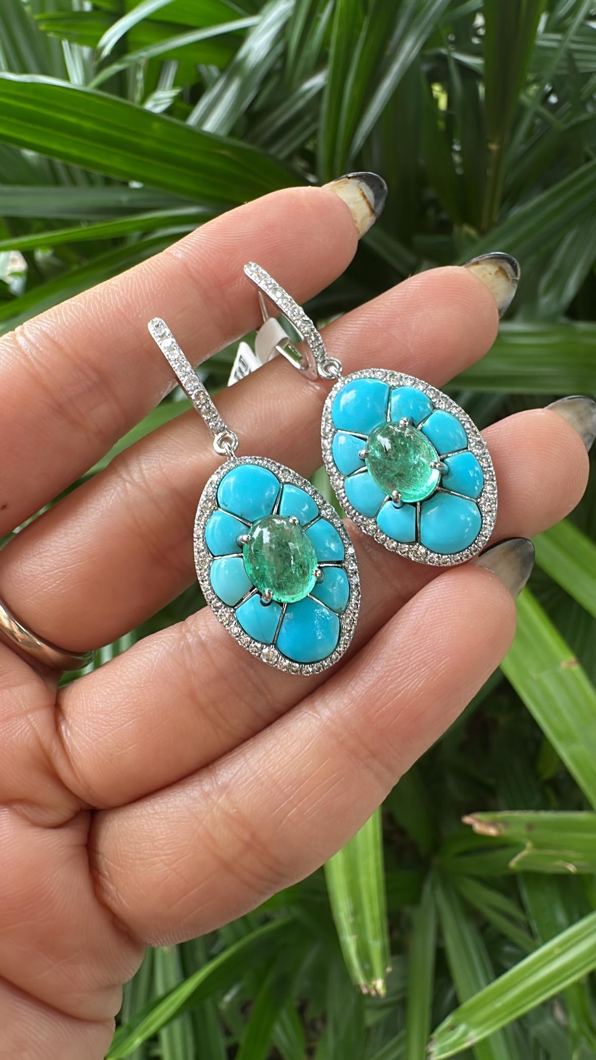 Boucles d'oreilles pendantes en or 18K serties d'émeraudes de Colombie, de turquoises et de diamants en vente 2