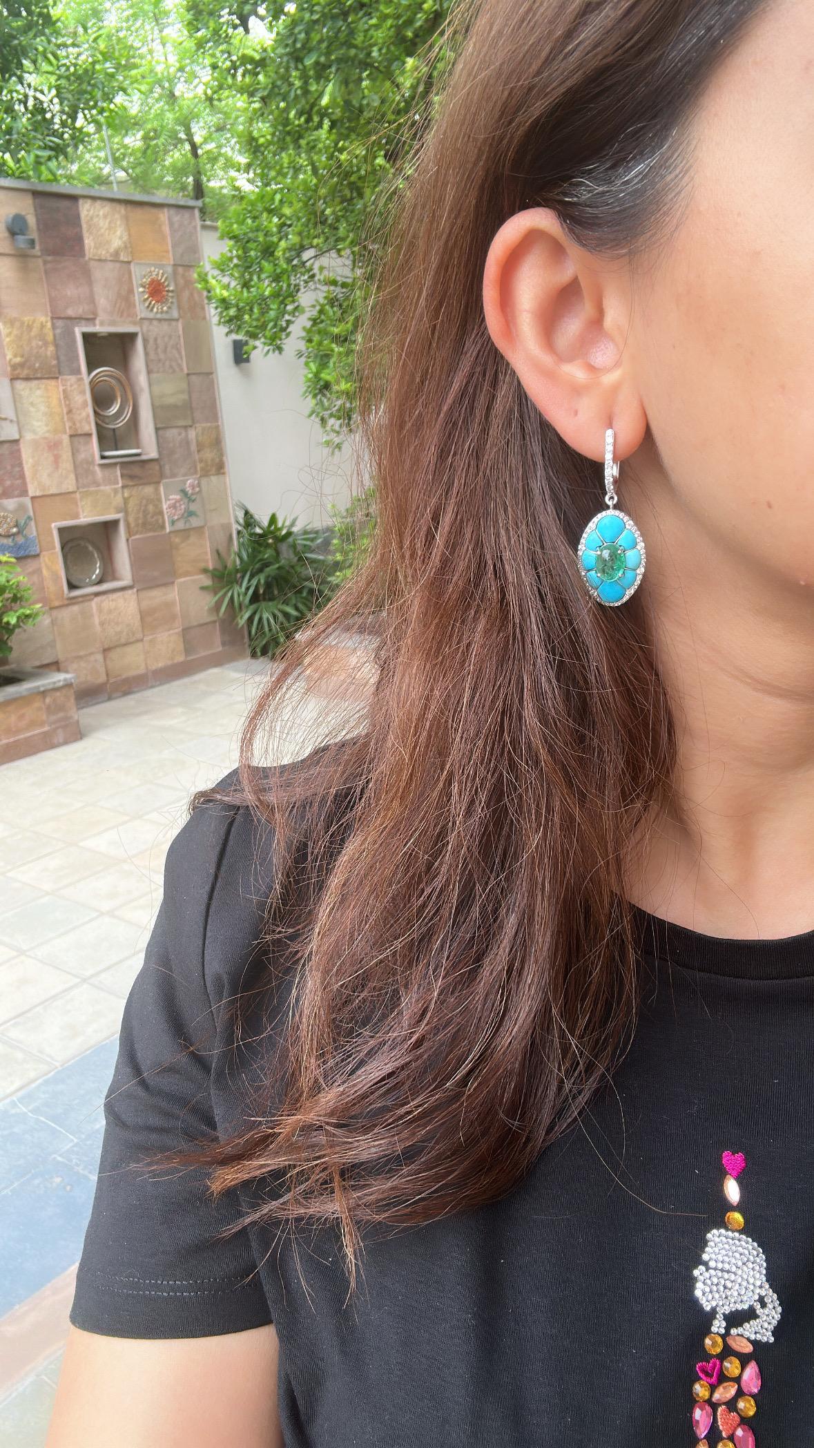 Boucles d'oreilles pendantes en or 18K serties d'émeraudes de Colombie, de turquoises et de diamants en vente 3
