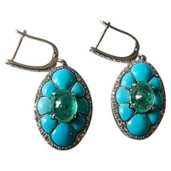 Boucles d'oreilles pendantes en or 18K serties d'émeraudes de Colombie, de turquoises et de diamants