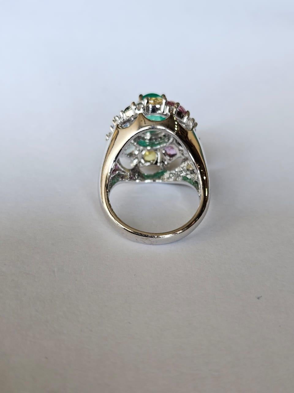 Kolumbianischer Smaragd, mehrere Saphire und Diamant-Dome-Cocktailring, gefasst in 18 Karat Gold im Angebot 5