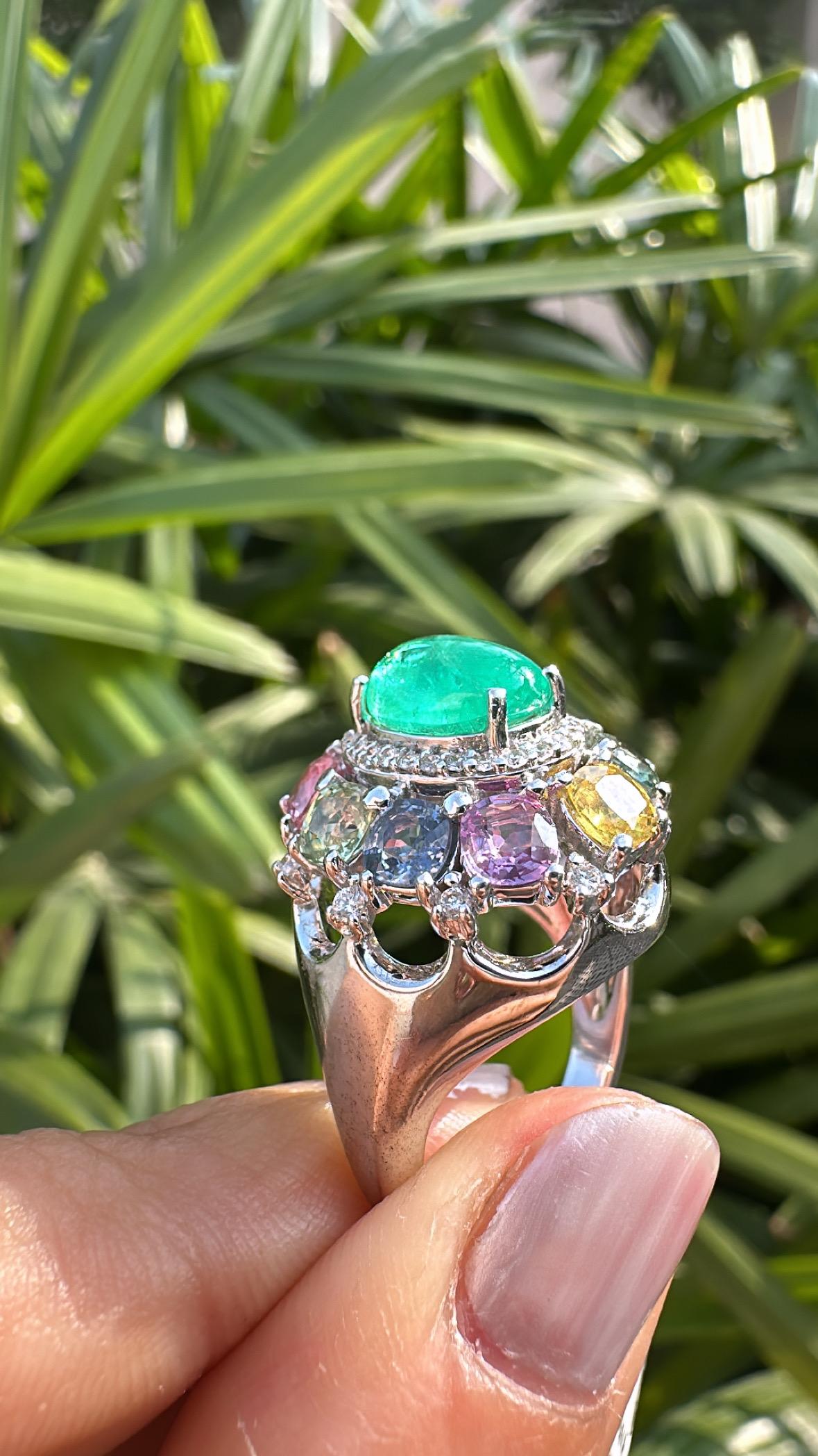 Ein sehr prächtiger und schöner, moderner Stil, Smaragd & Multi Saphire Cocktail Ring in 18K Weißgold & natürliche Diamanten gesetzt. Das Gewicht des Smaragd-Cabochons beträgt 2.07 Karat. Der Smaragd ist völlig natürlich, unbehandelt und stammt aus