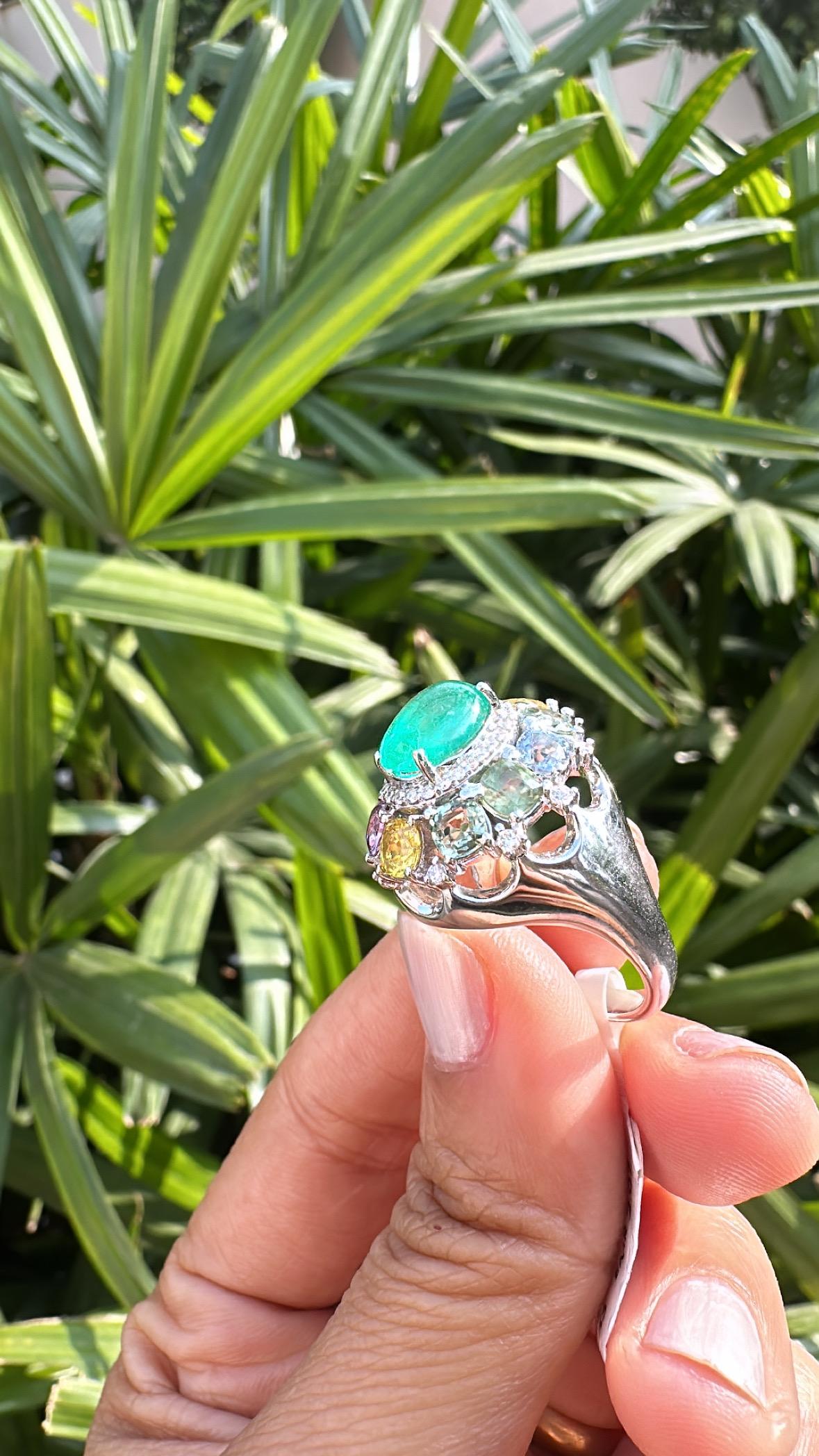 Kolumbianischer Smaragd, mehrere Saphire und Diamant-Dome-Cocktailring, gefasst in 18 Karat Gold (Cabochon) im Angebot