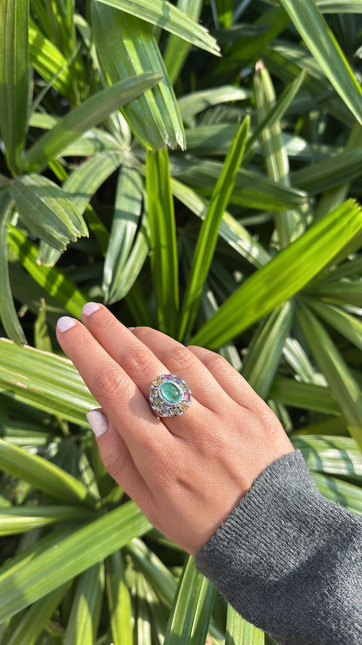 Kolumbianischer Smaragd, mehrere Saphire und Diamant-Dome-Cocktailring, gefasst in 18 Karat Gold für Damen oder Herren im Angebot