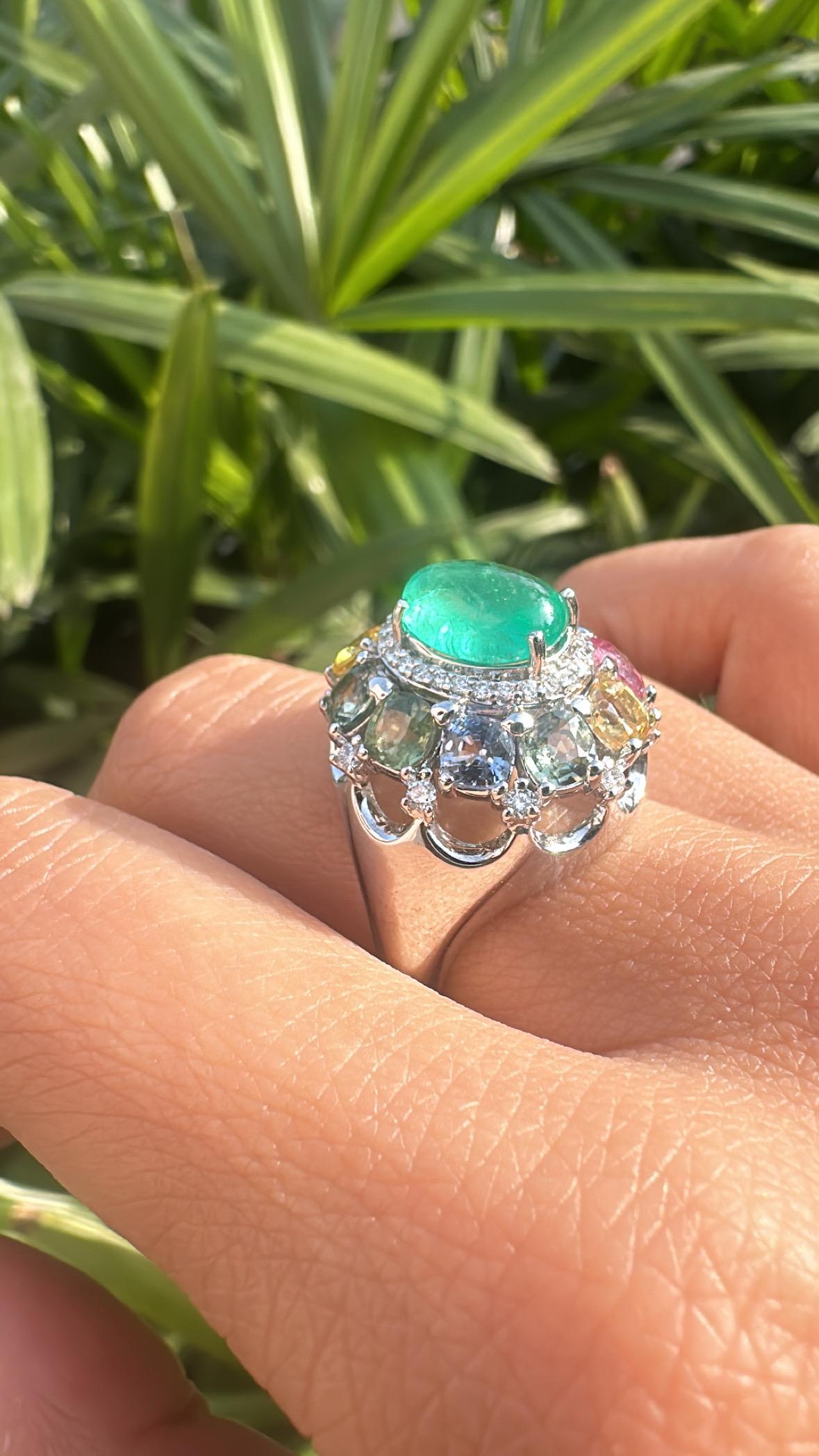 Kolumbianischer Smaragd, mehrere Saphire und Diamant-Dome-Cocktailring, gefasst in 18 Karat Gold im Angebot 1