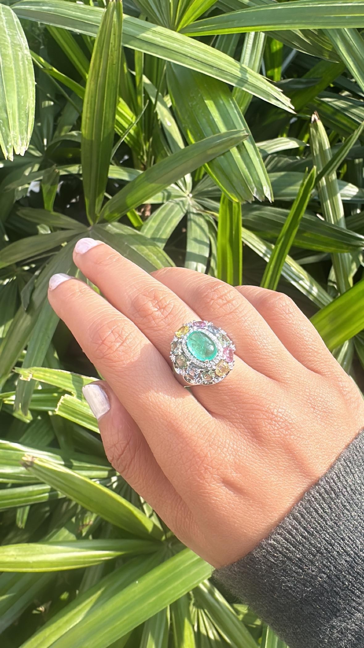 Kolumbianischer Smaragd, mehrere Saphire und Diamant-Dome-Cocktailring, gefasst in 18 Karat Gold im Angebot 2