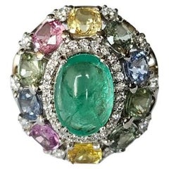 Anello Cocktail con smeraldo colombiano, zaffiri multipli e cupola di diamanti, incastonati in oro 18 carati